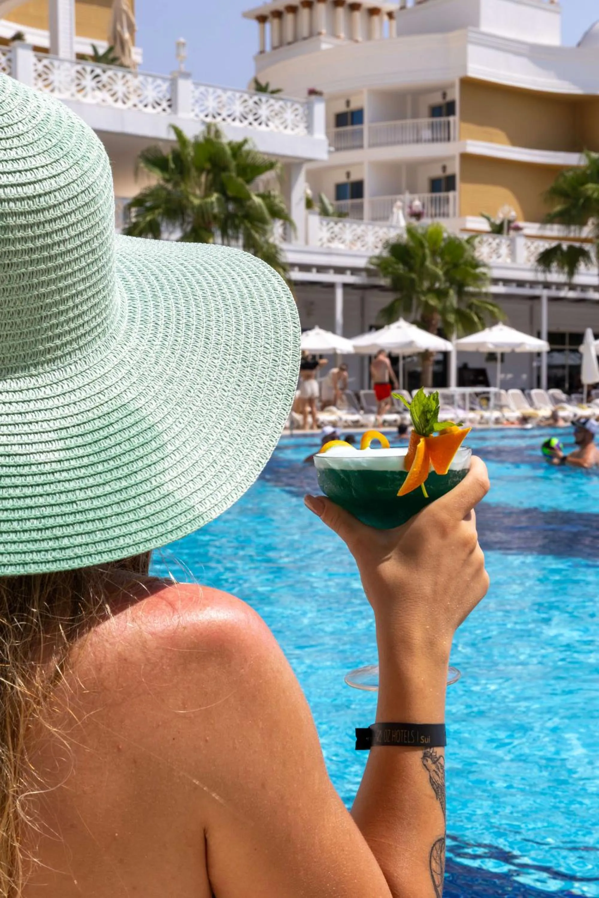 Swimming pool in Oz Hotels Sui