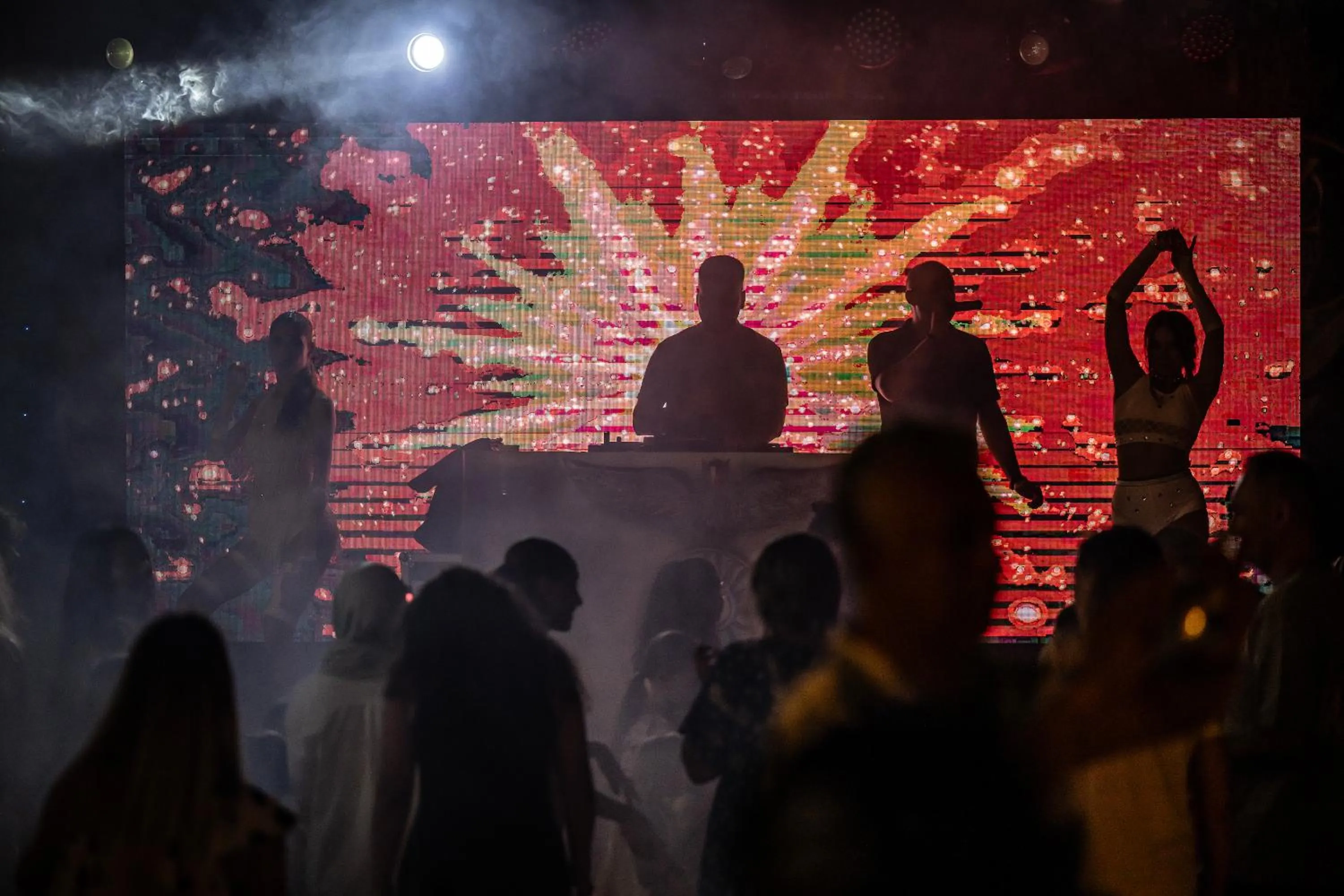 Evening entertainment in Oz Hotels Sui