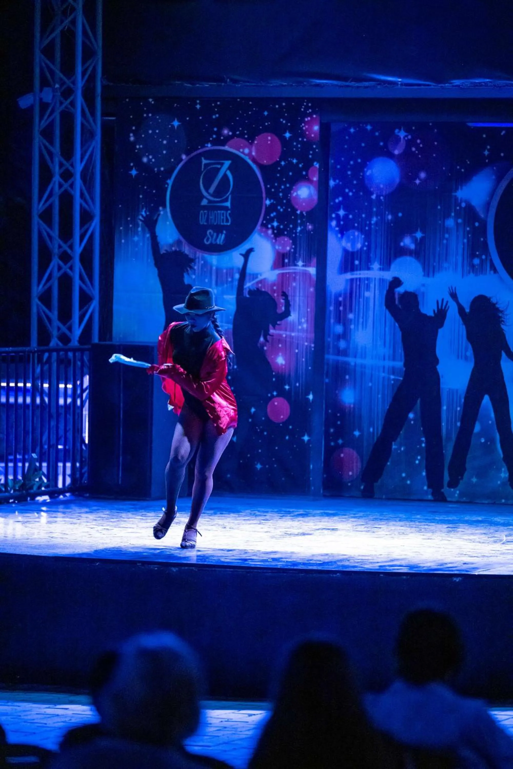 Evening entertainment in Oz Hotels Sui