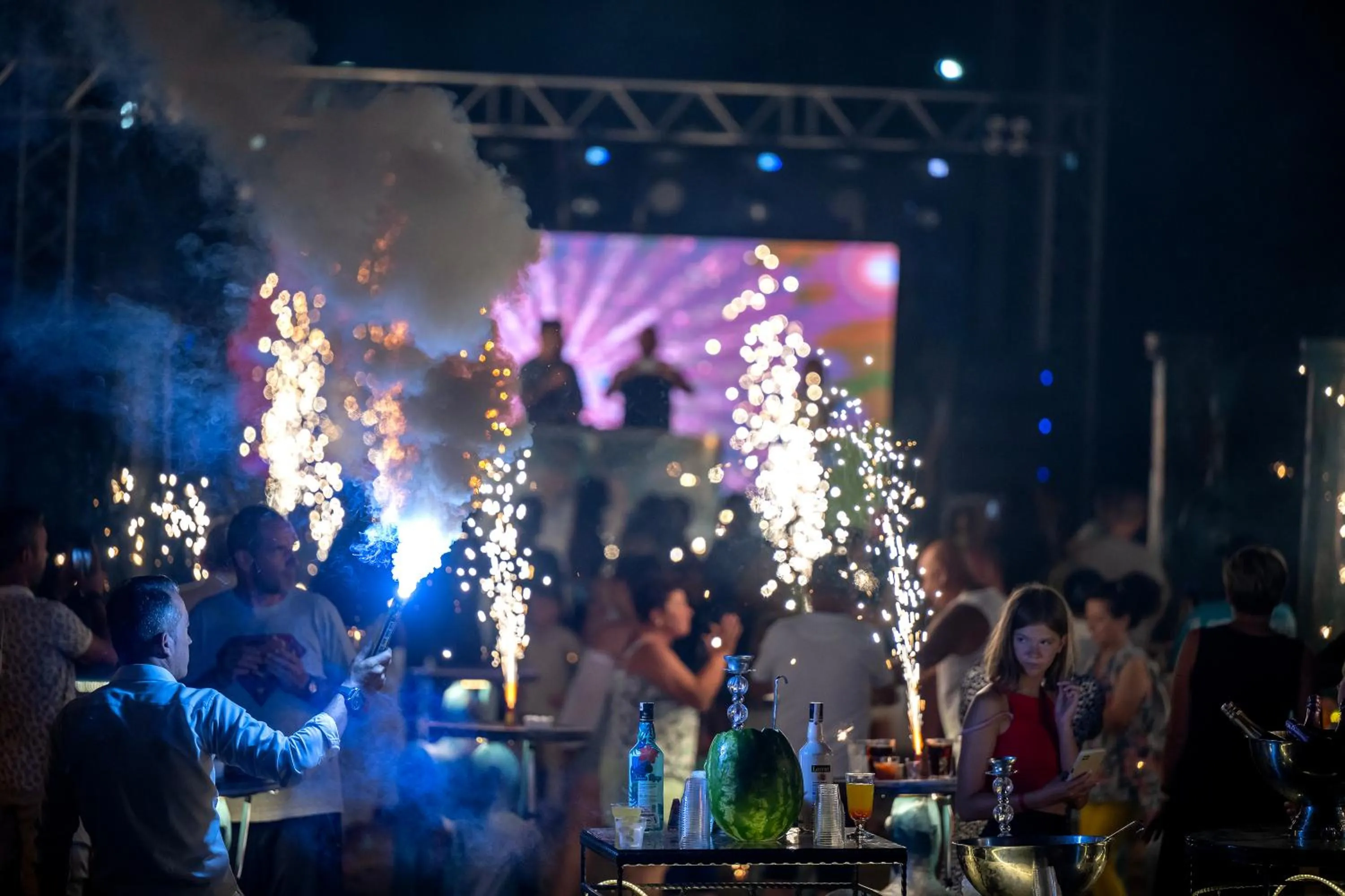 Evening entertainment in Oz Hotels Sui