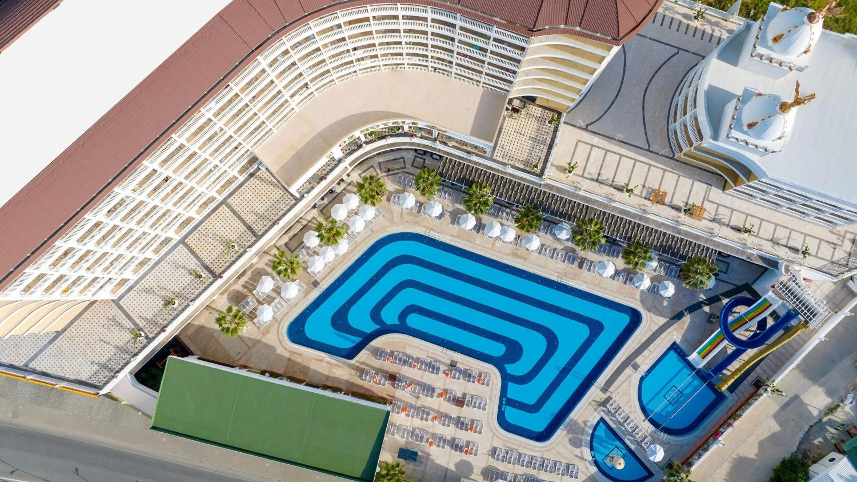 Pool view in Oz Hotels Sui