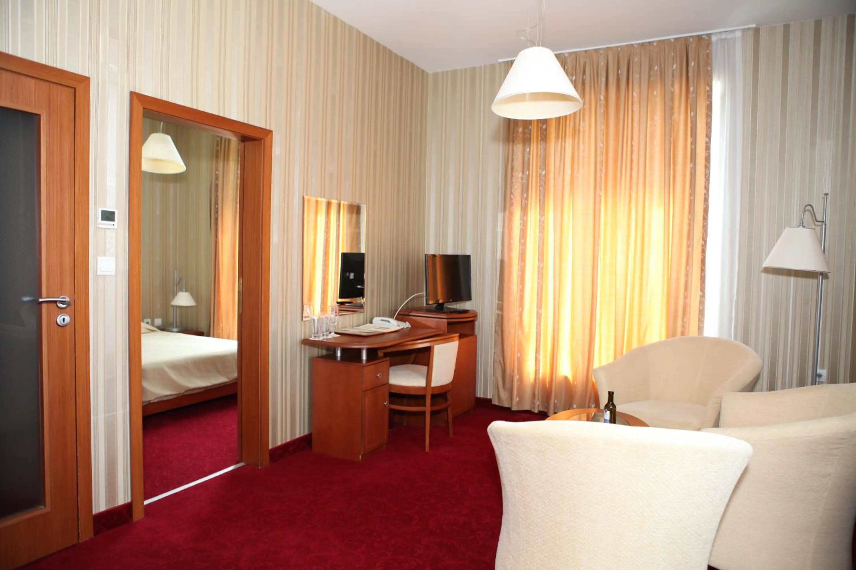 One-Bedroom Suite with Bath - single occupancy in Hotel Perperikon