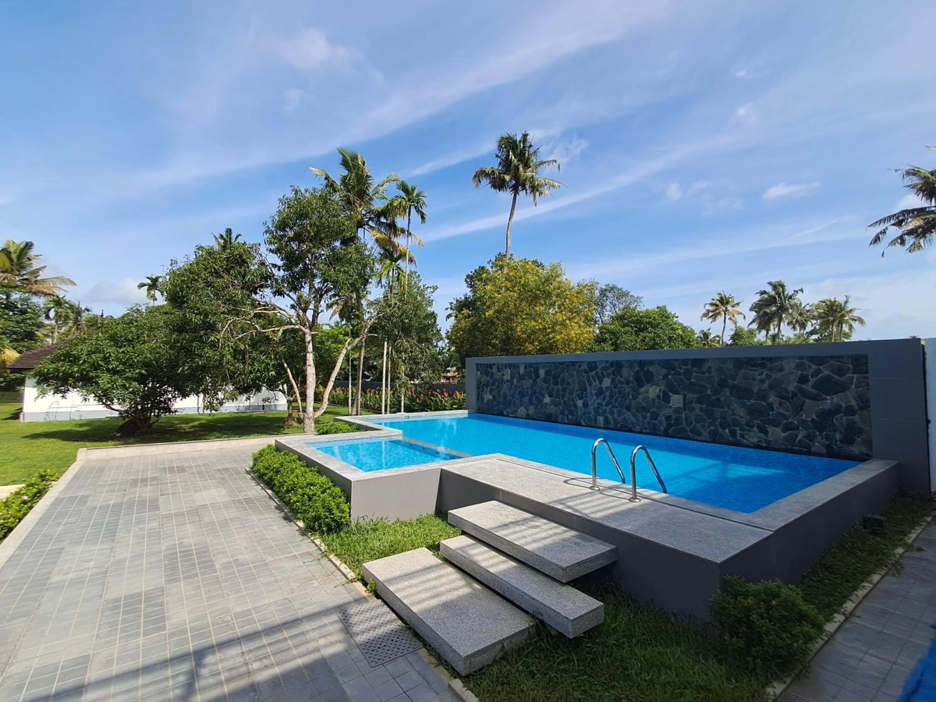 Swimming pool in Palmgrove Lake Resort