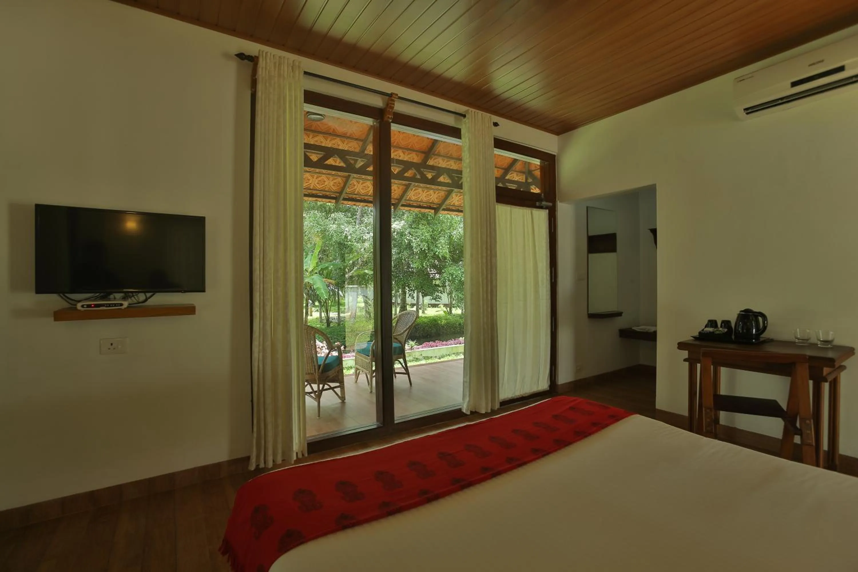 TV and multimedia, Bed in Palmgrove Lake Resort