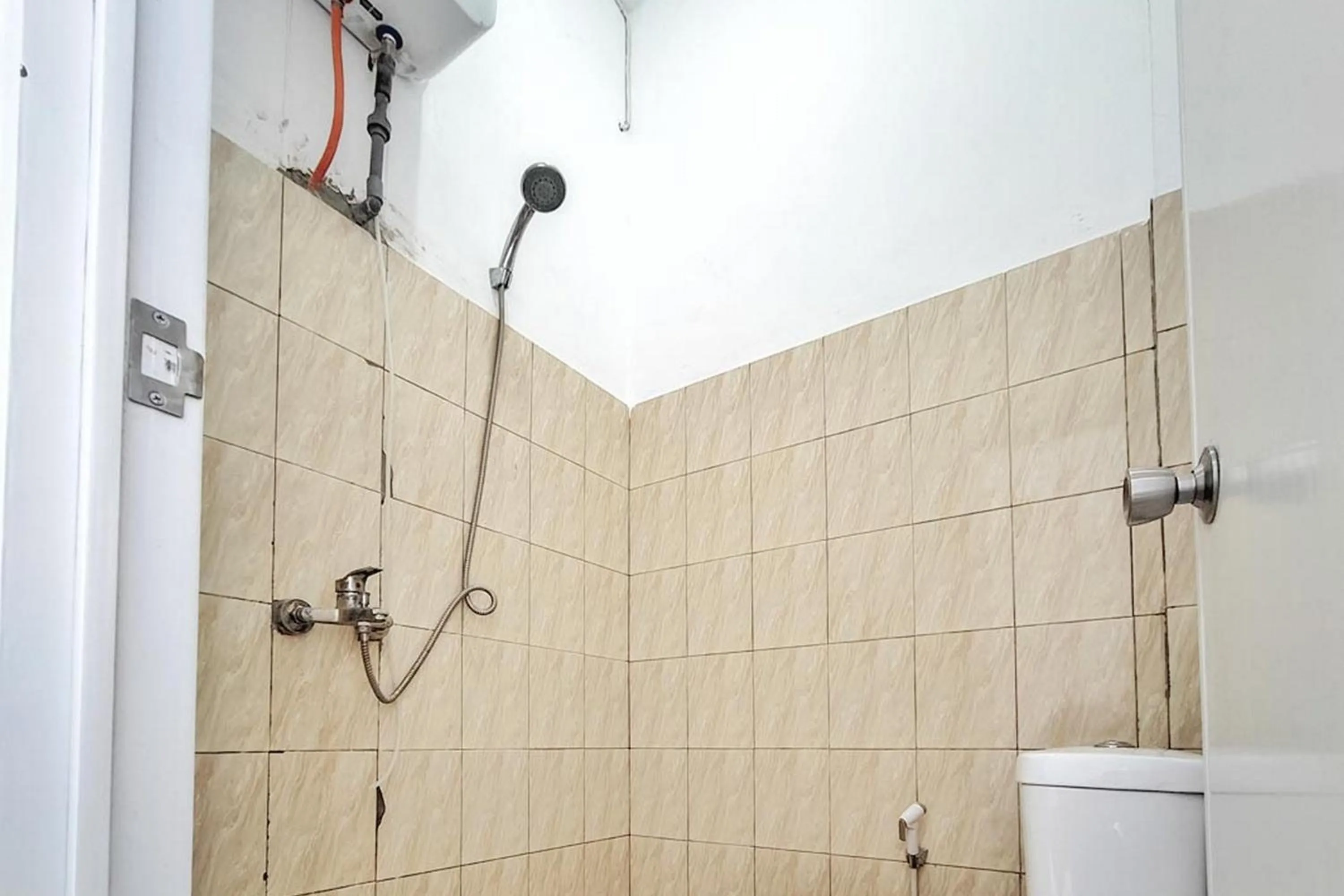 Bathroom in Shekinah Homestay & Cafe Waikabubak RedPartner