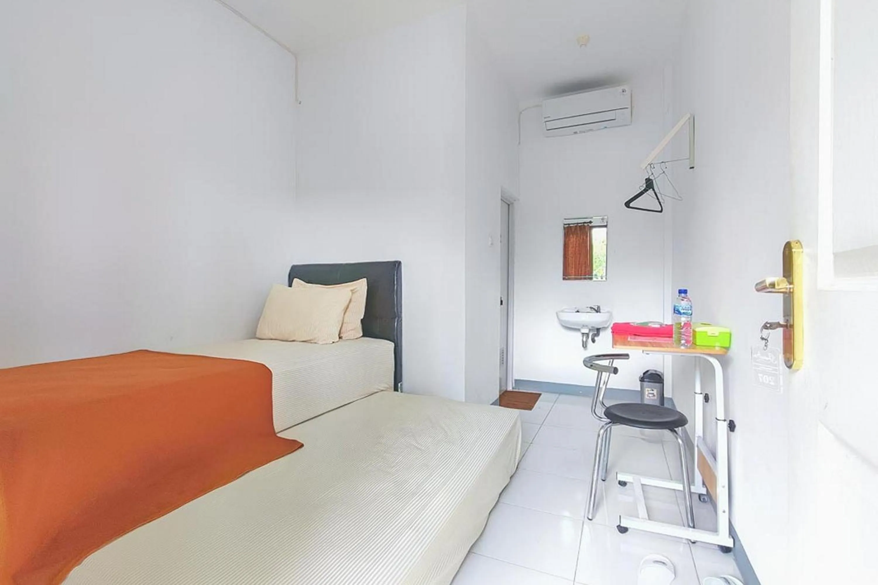 Bed in Shekinah Homestay & Cafe Waikabubak RedPartner