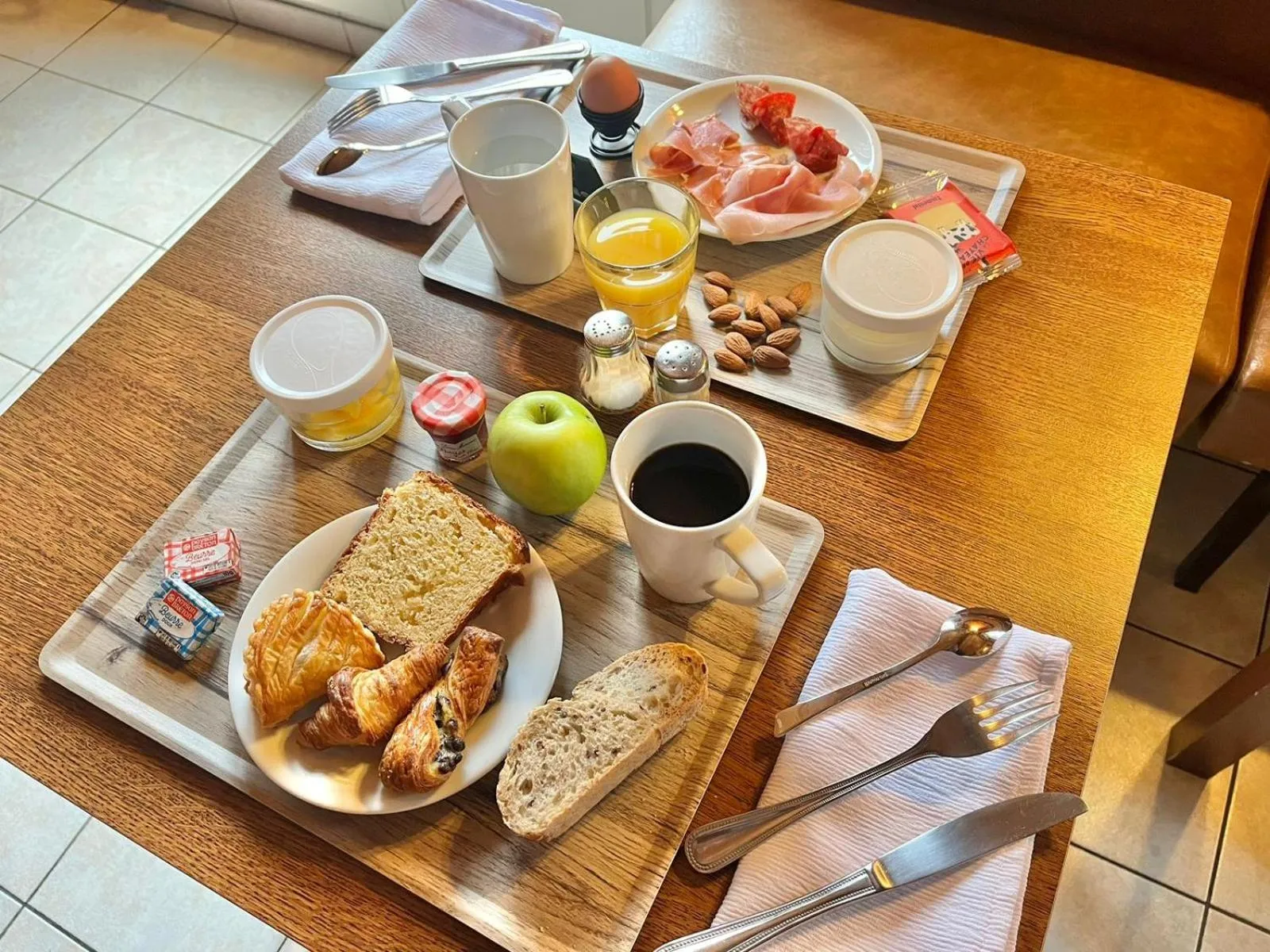Breakfast in Logis Hôtel Sully le Château