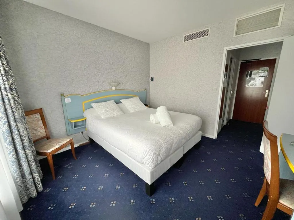 Property building, Bed in Logis Hôtel Sully le Château