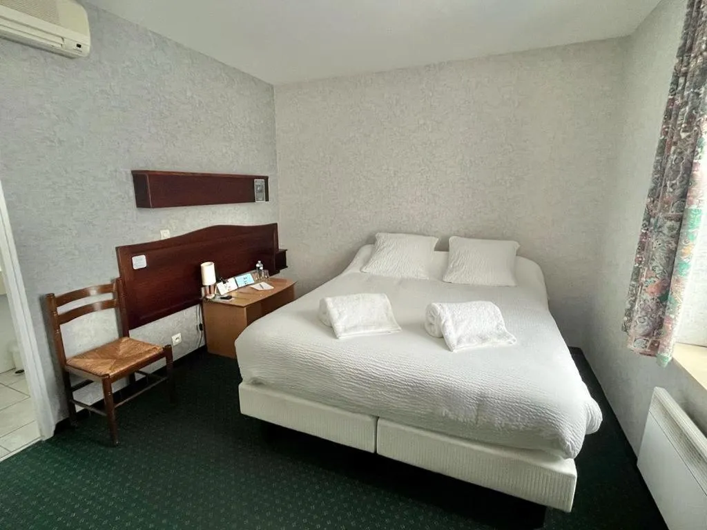 Bed in Logis Hôtel Sully le Château