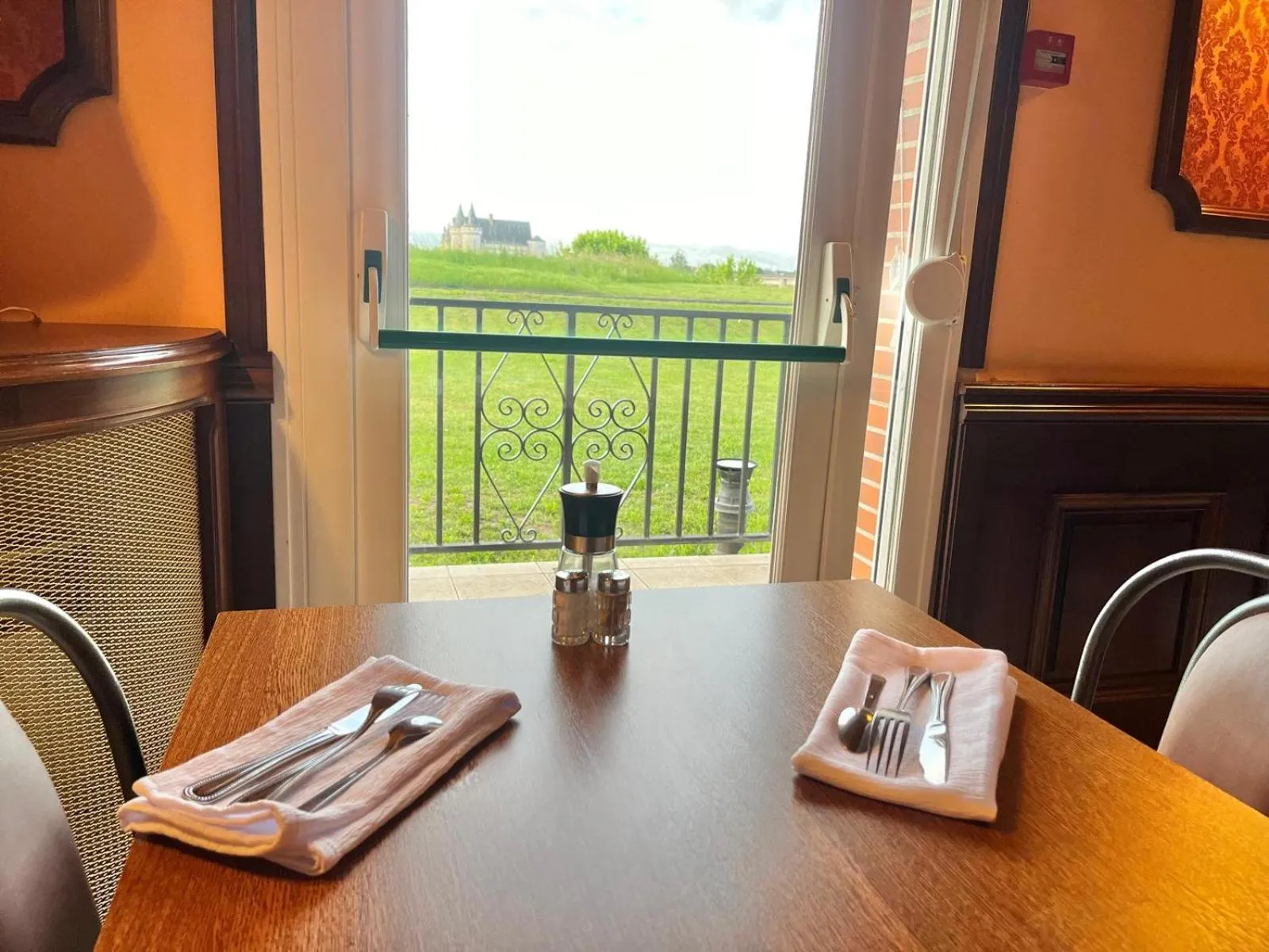 Breakfast in Logis Hôtel Sully le Château