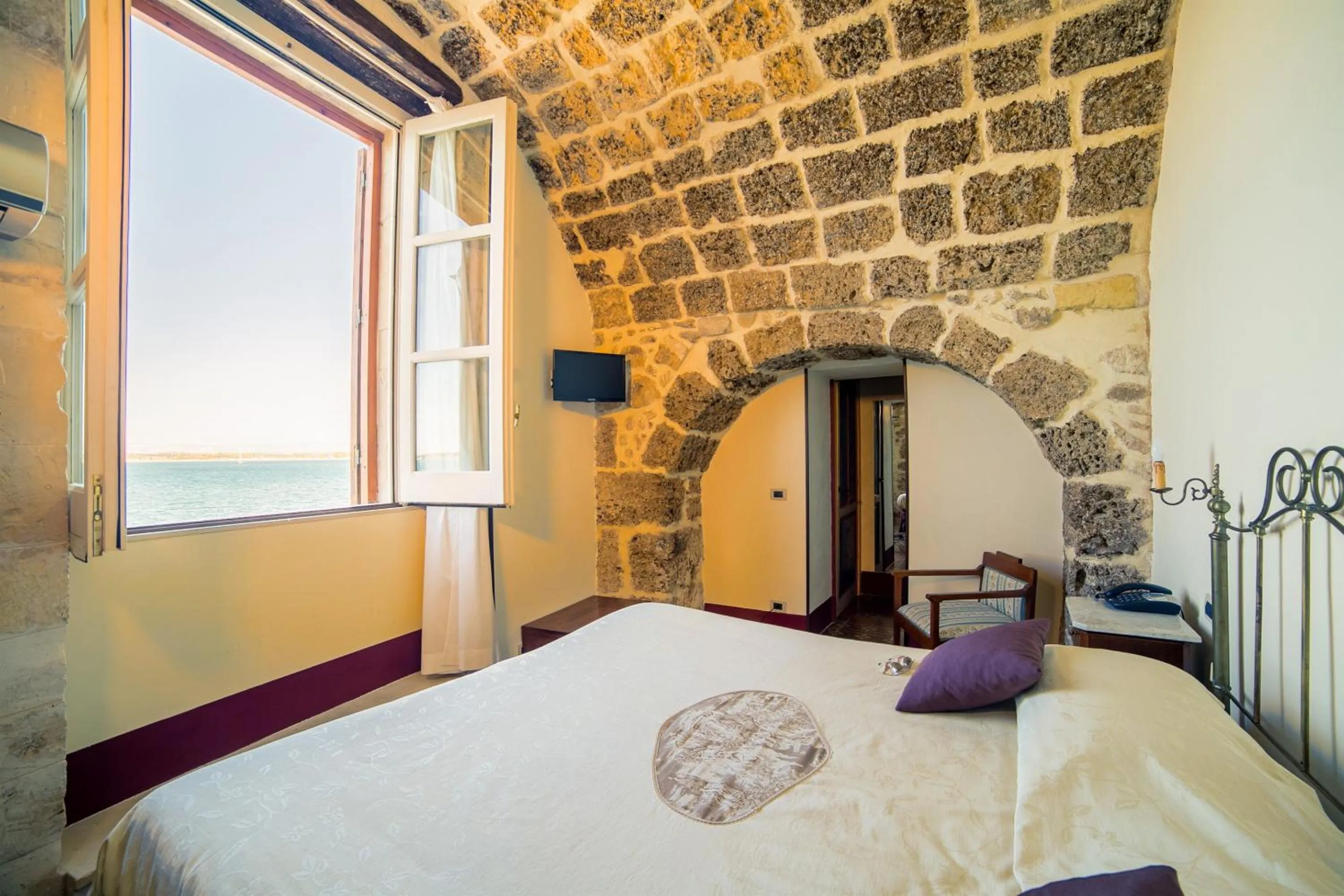 Photo of the whole room, Bed in Hotel Henry's House