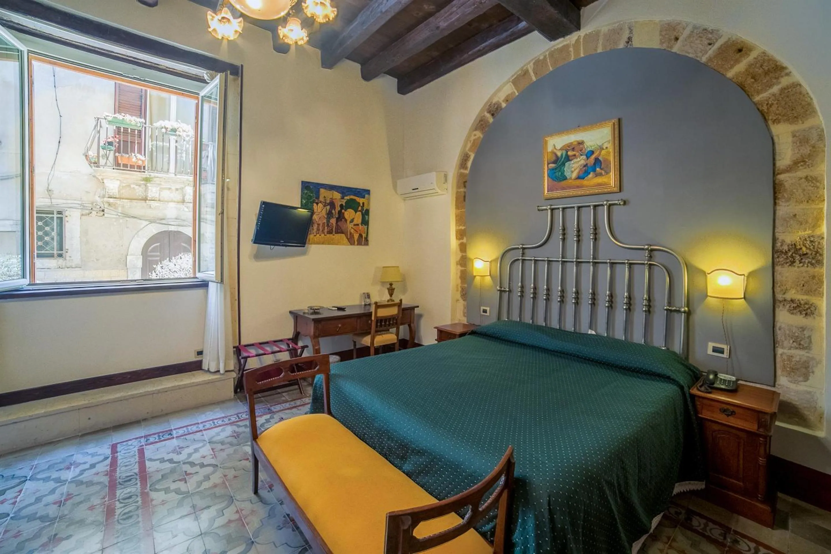 Photo of the whole room, Bed in Hotel Henry's House