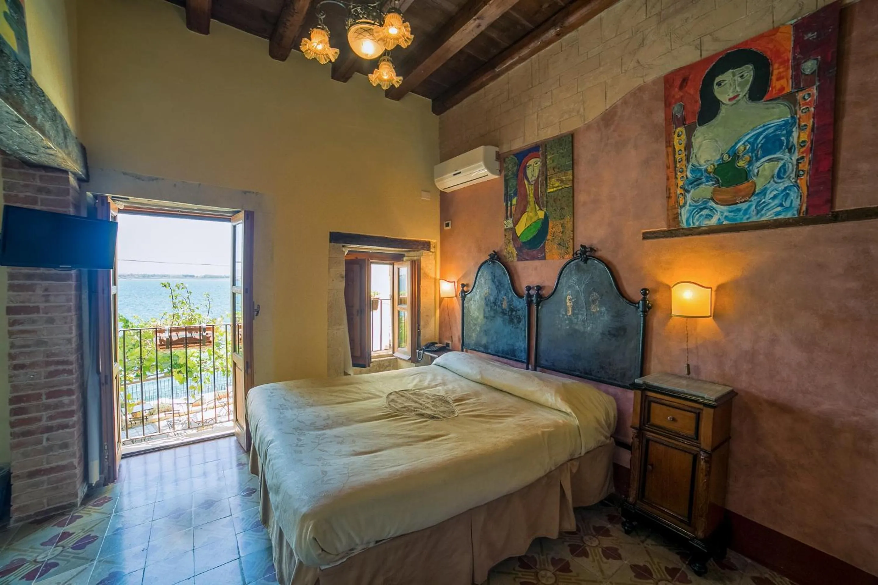 Photo of the whole room, Bed in Hotel Henry's House