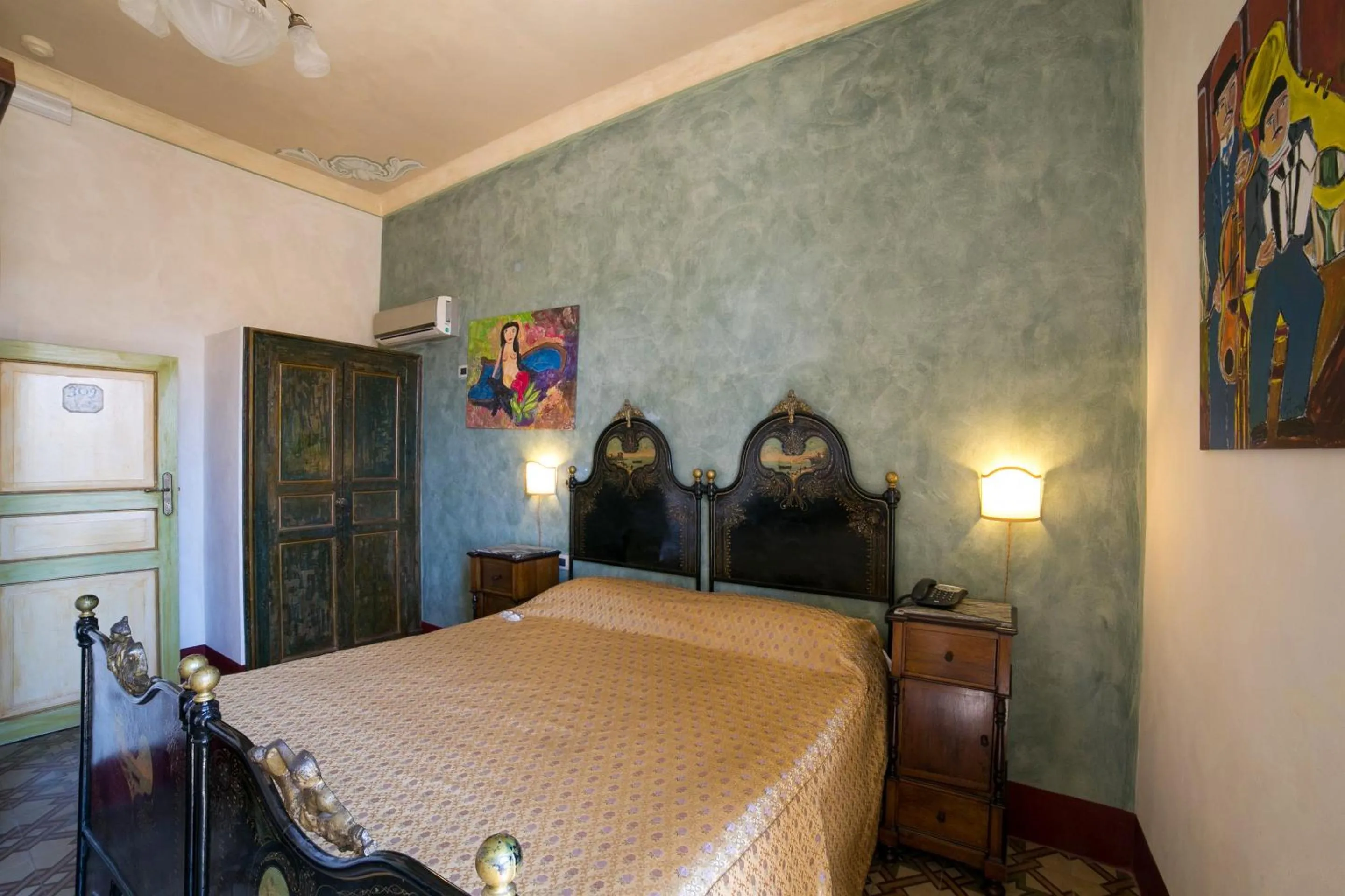 Photo of the whole room in Hotel Henry's House