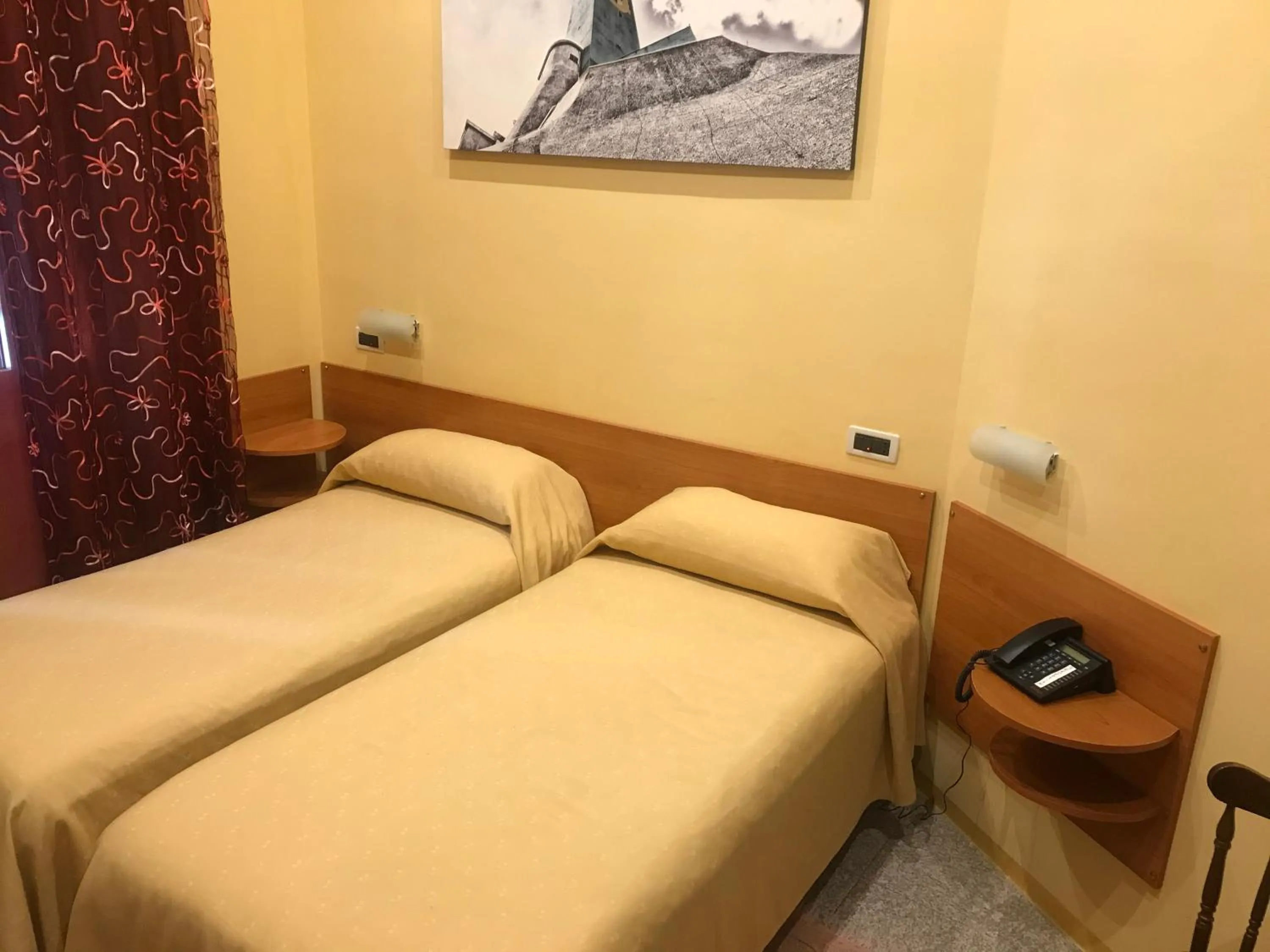 Photo of the whole room in Albergo Parigi