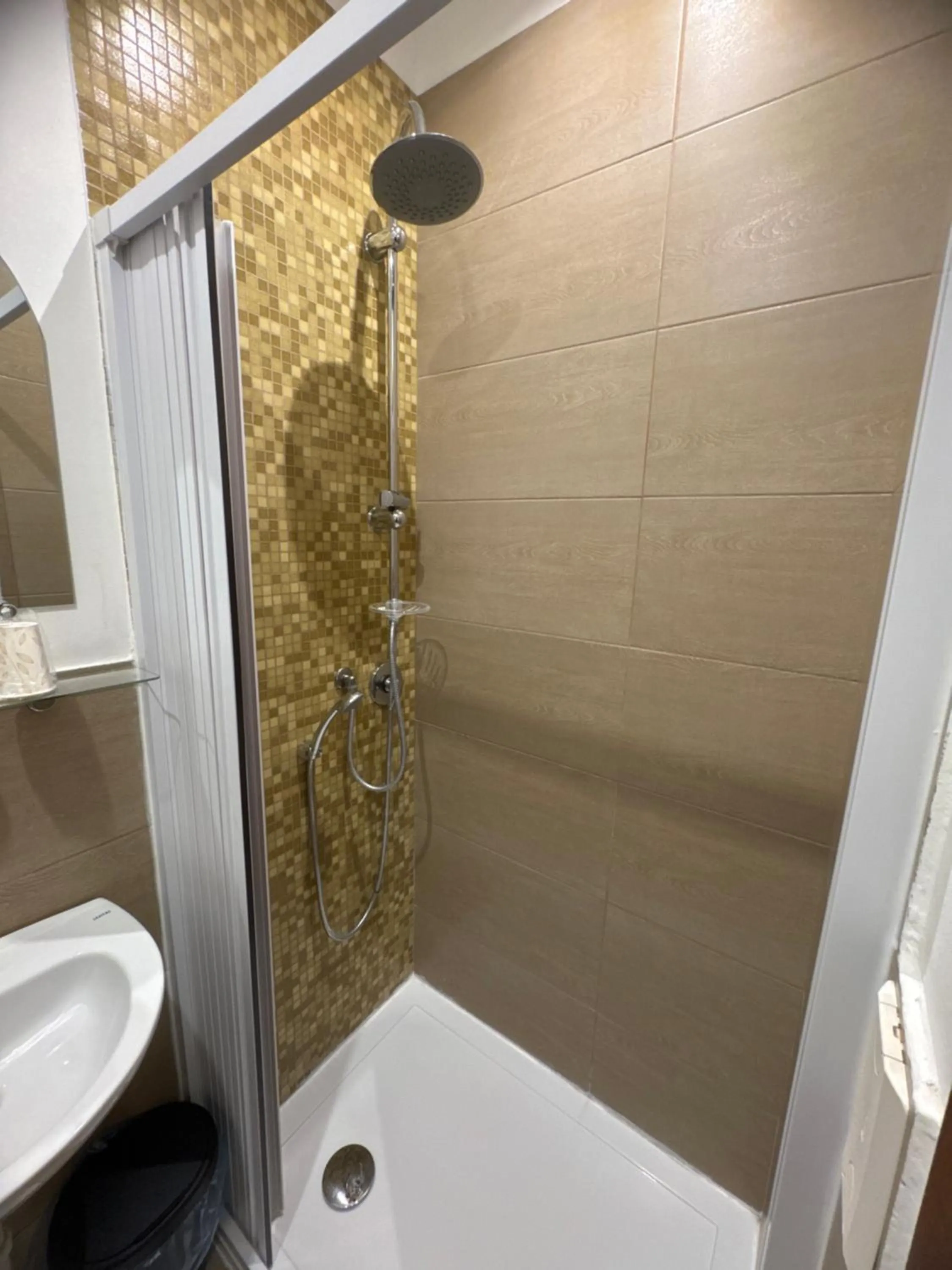 Shower in Albergo Parigi