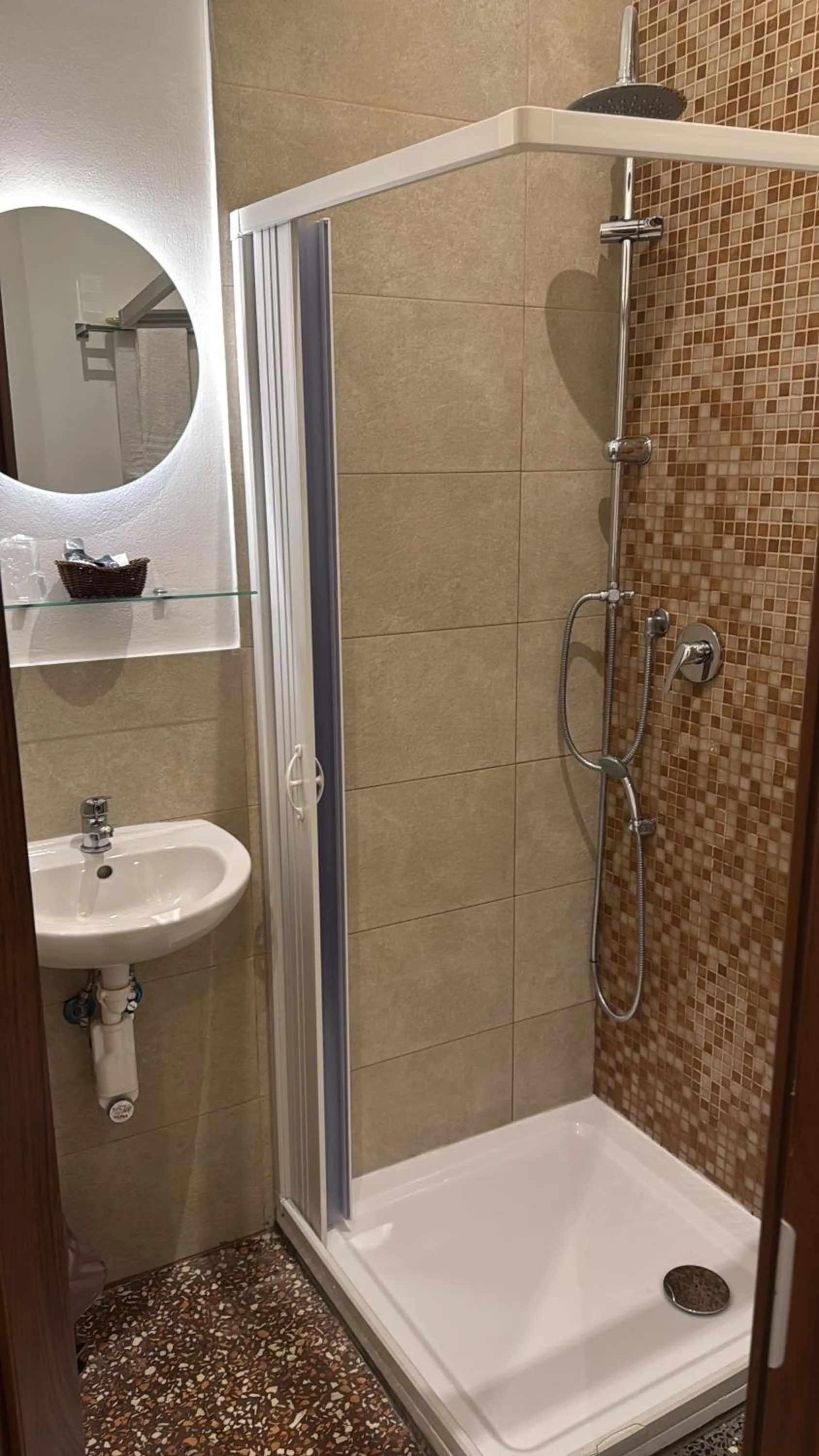 Shower in Albergo Parigi