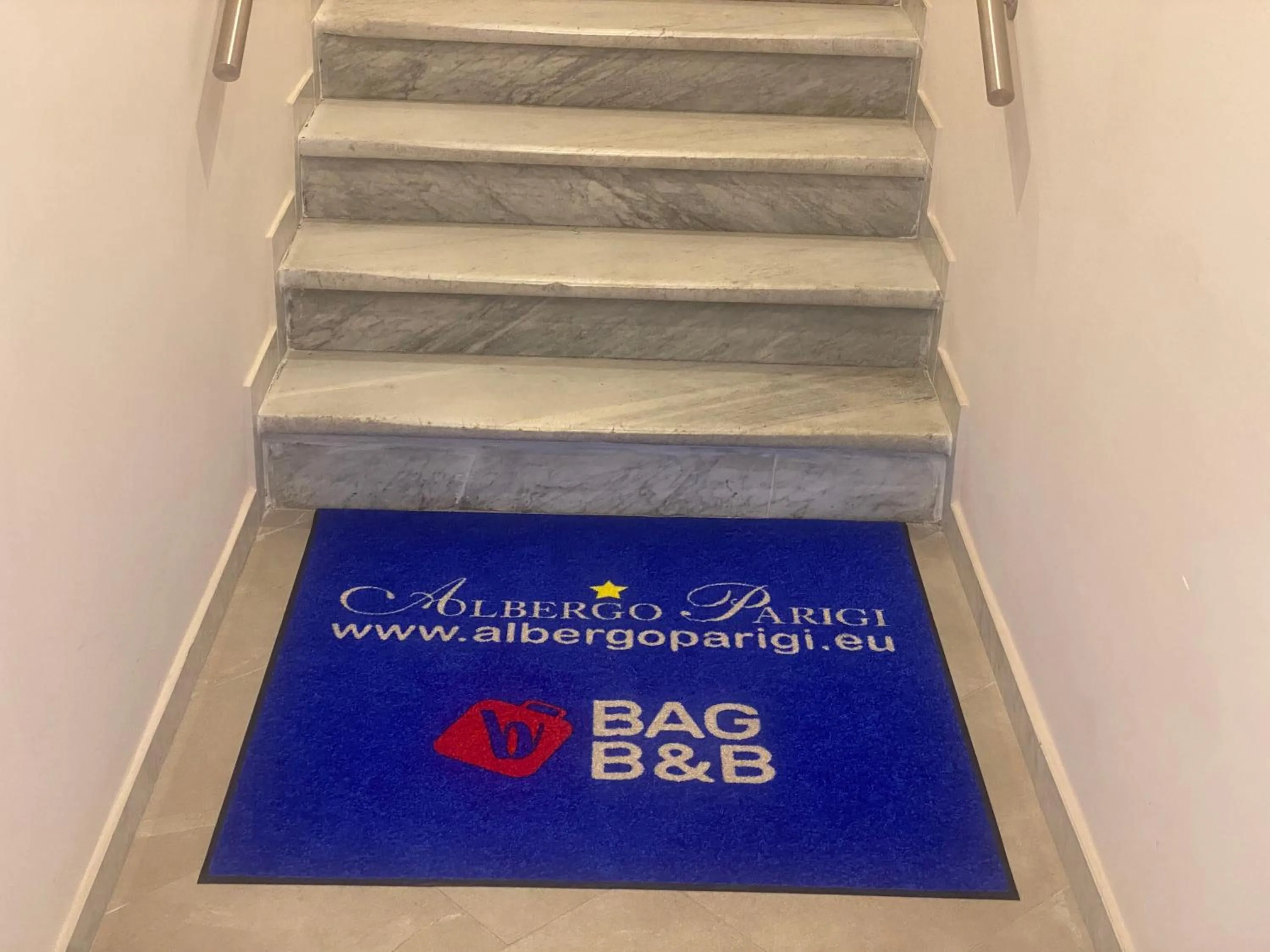 Logo/Certificate/Sign in Albergo Parigi
