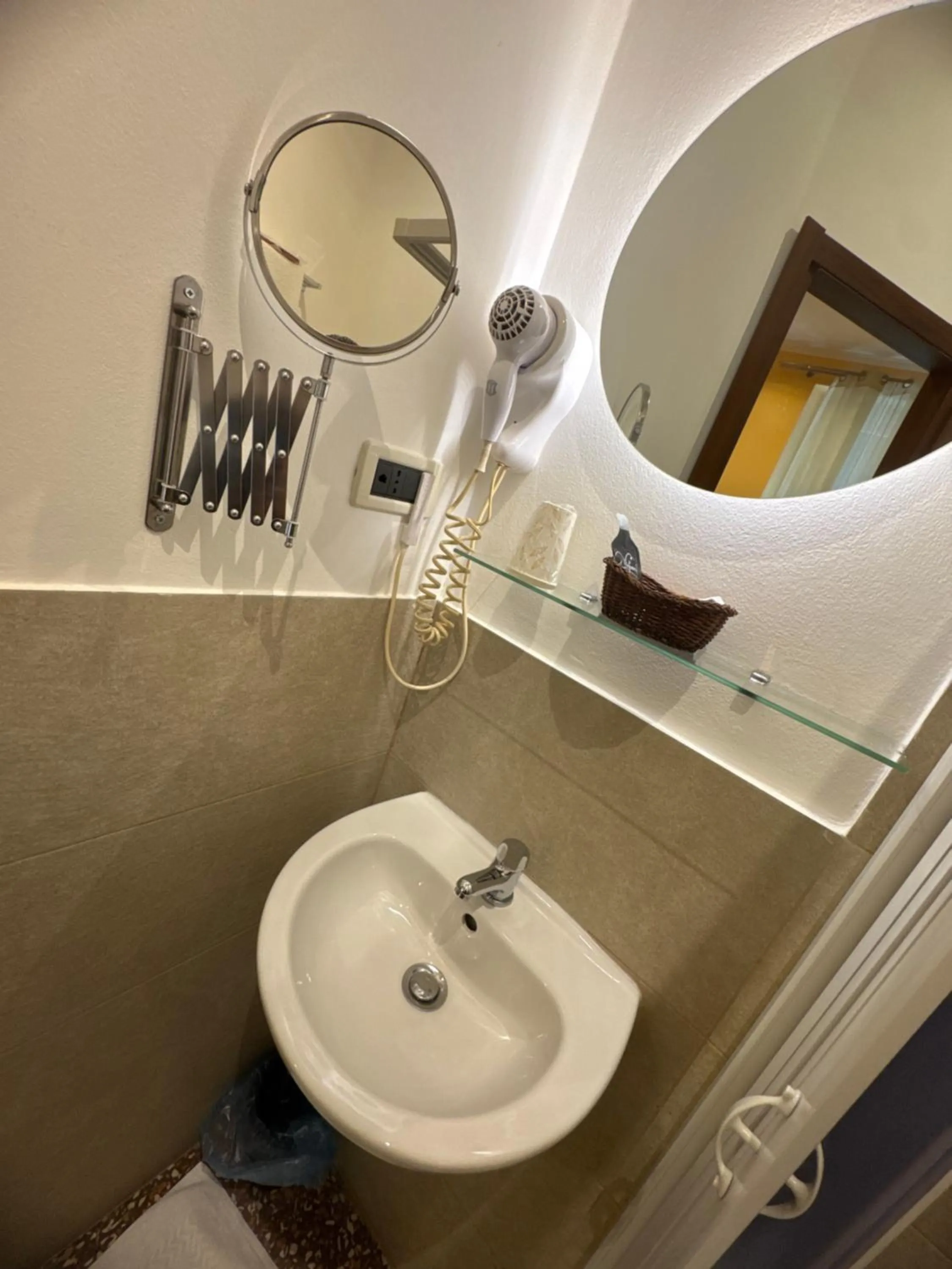 Shower in Albergo Parigi