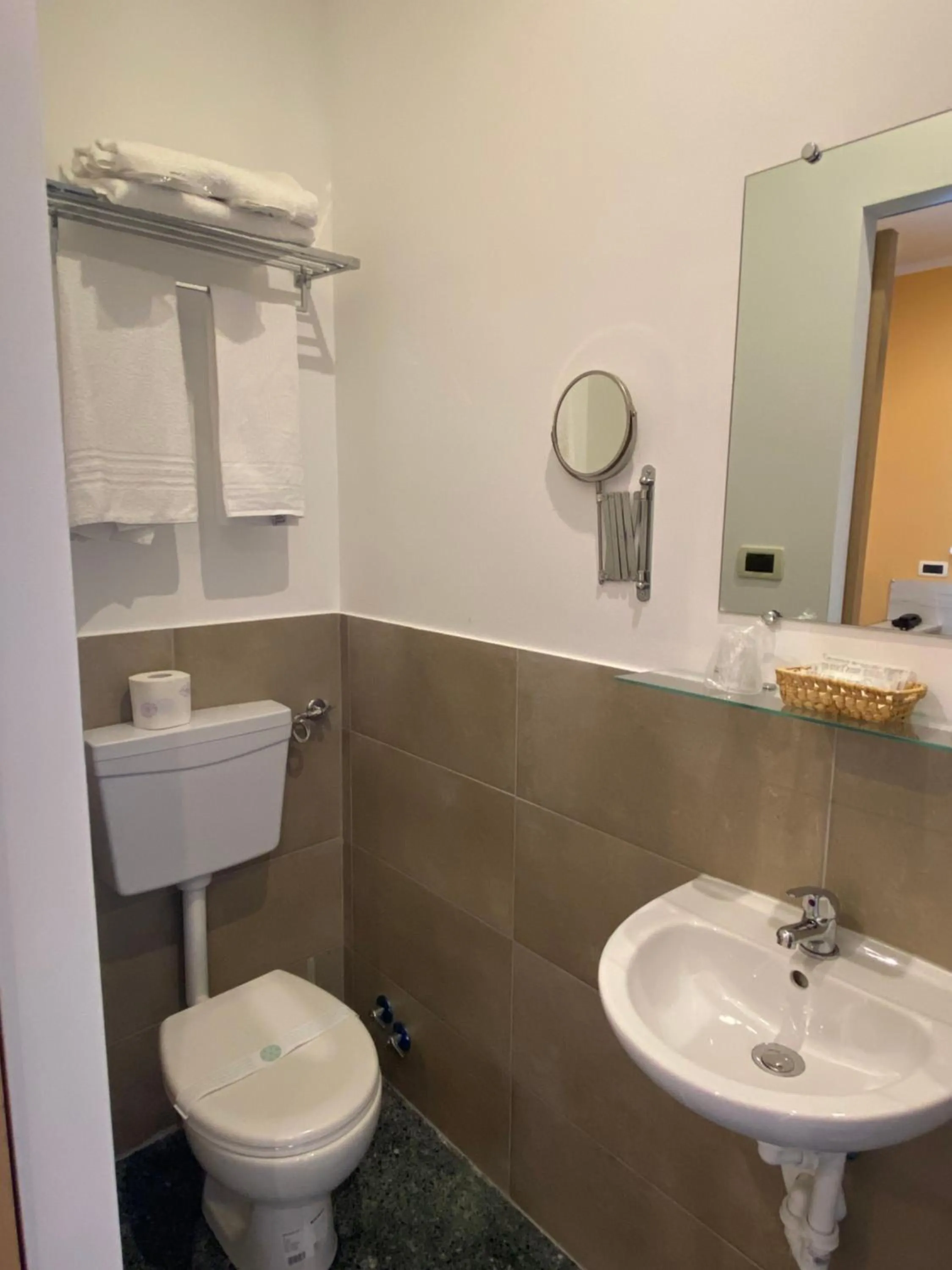 Toilet in Albergo Parigi