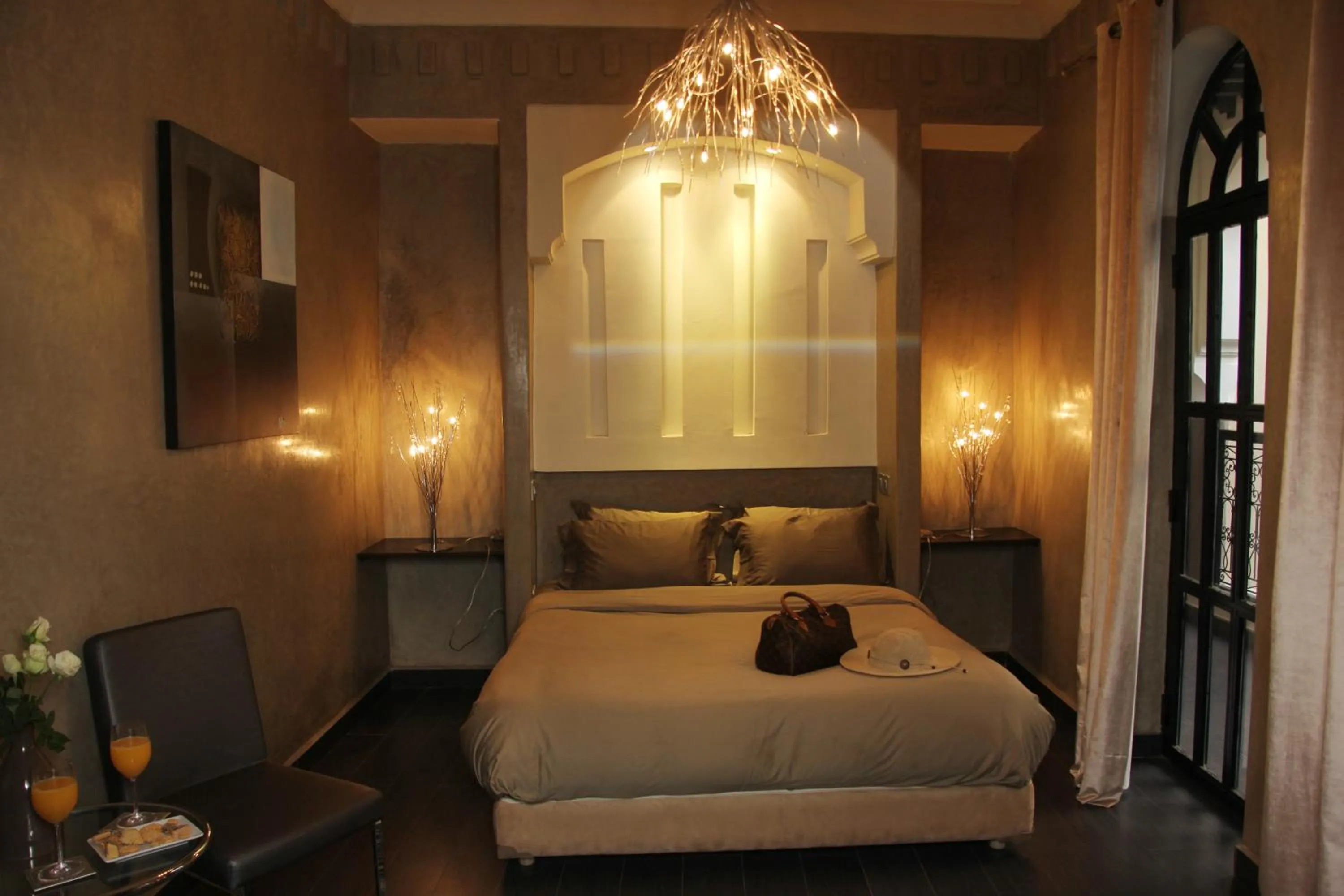 Photo of the whole room, Bed in Riad Carllian