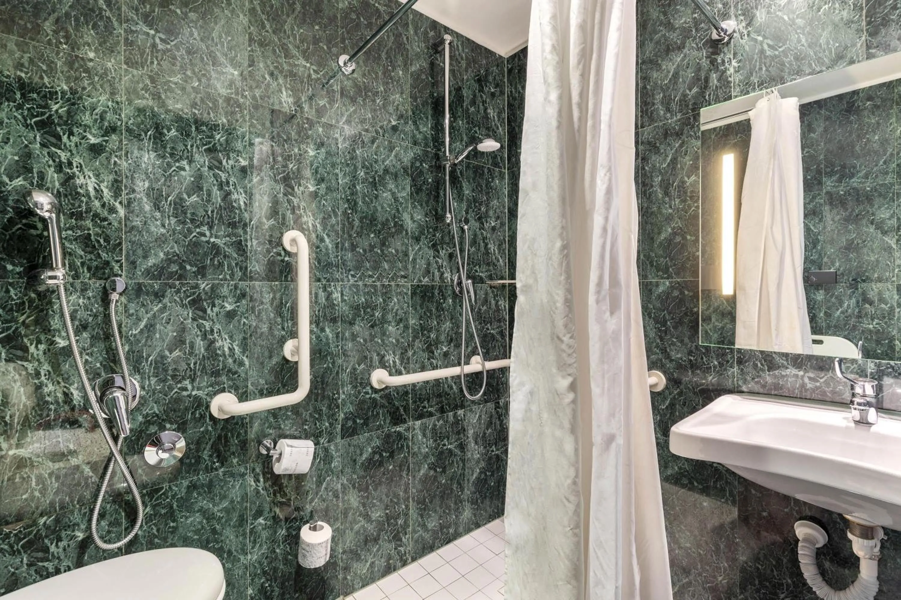 Photo of the whole room in B&B Hotel Arezzo