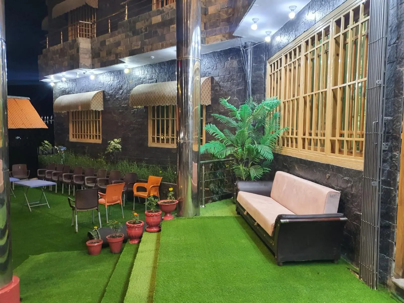 Garden in Rose Valley Hotel Naran