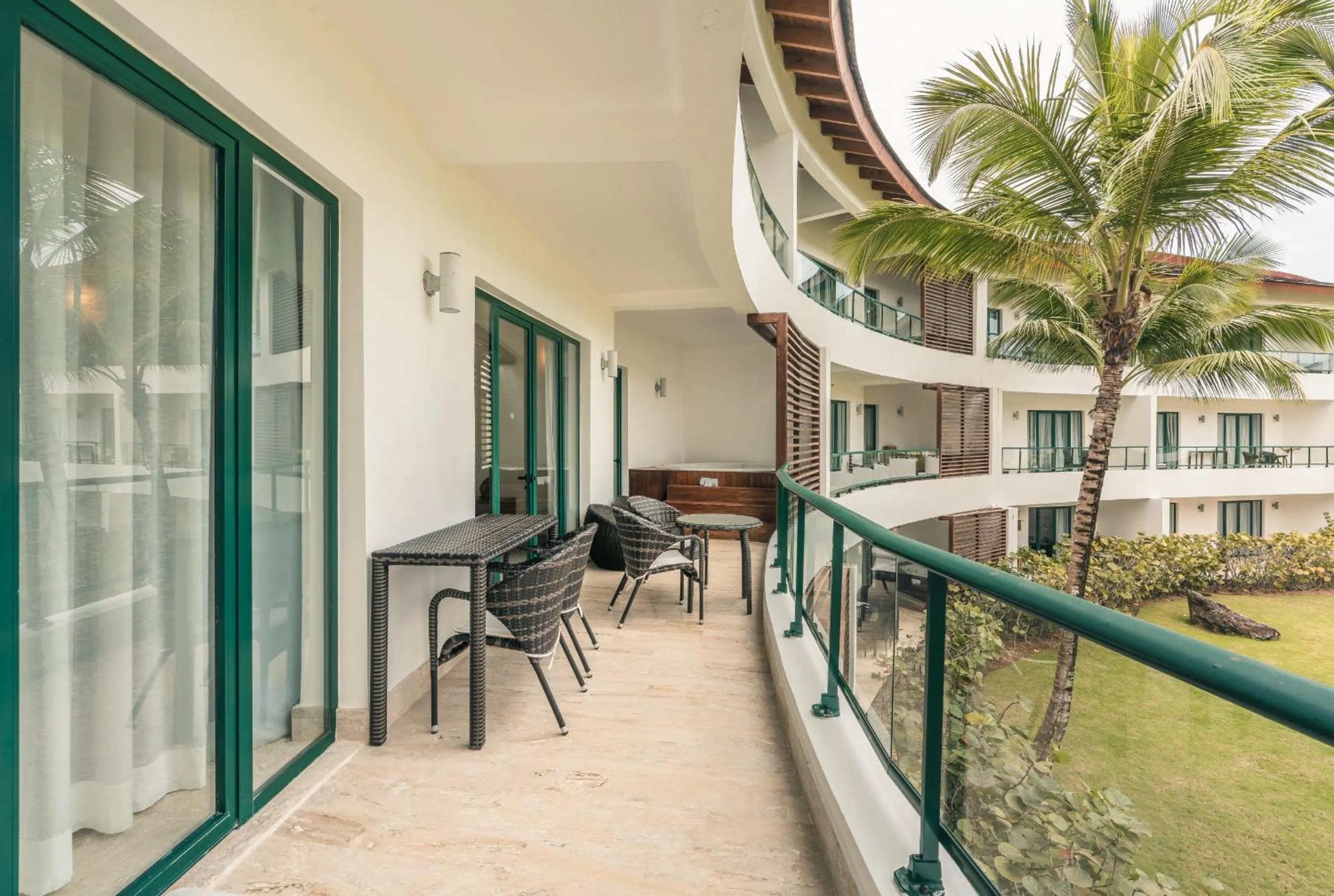 Go away to this charming apt at Sublime w private jacuzzi included