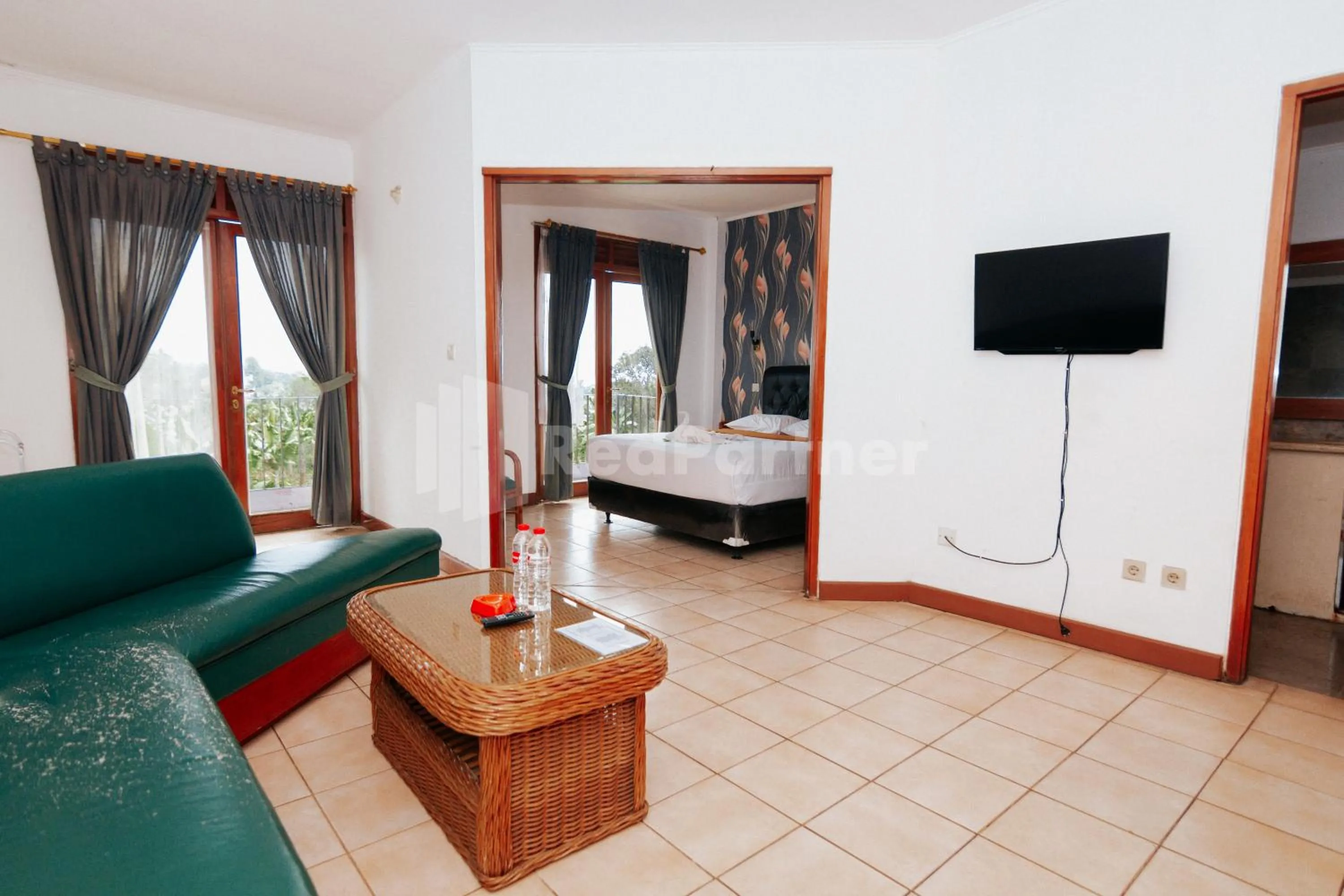 TV and multimedia, Bed in Villa Green Valley Puncak RedPartner