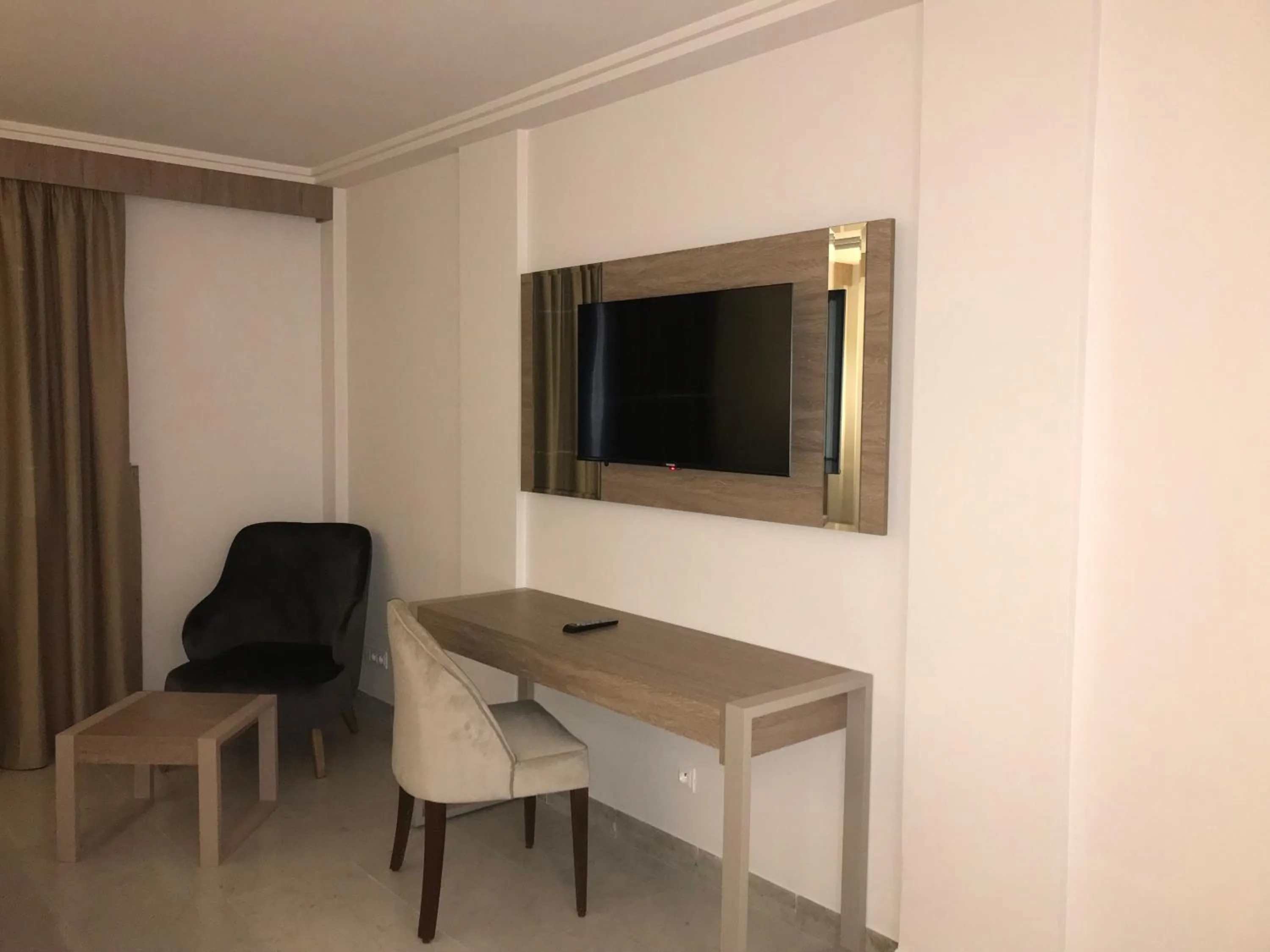 TV and multimedia in Hôtel Lescure Business and SPA