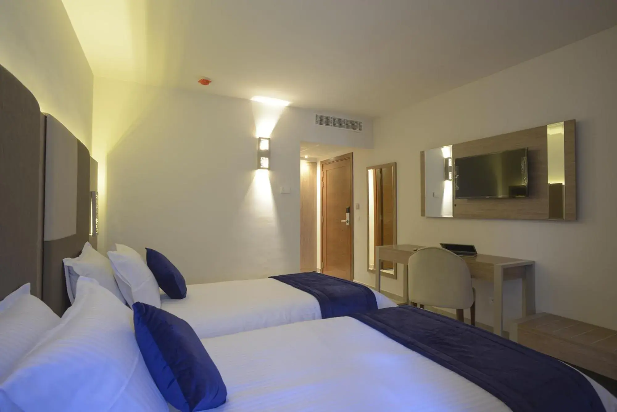 Standard Twin Room in Hôtel Lescure Business and SPA Standard Twin Room in Hôtel Lescure Business and SPA