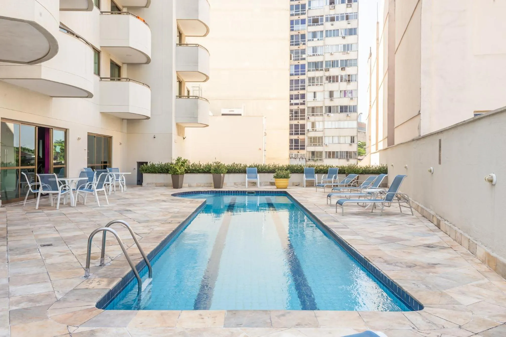 Swimming pool in Xtay Privilege Botafogo - Apartamentos a 6min da praia e próximo a Copacabana