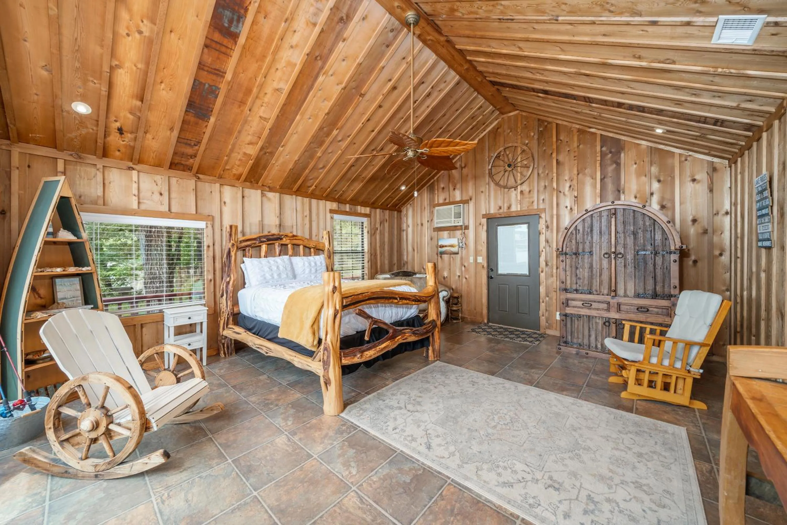 Bedroom, Bed in Liams Lodge-Peaceful Cabin Panoramic Lake Views