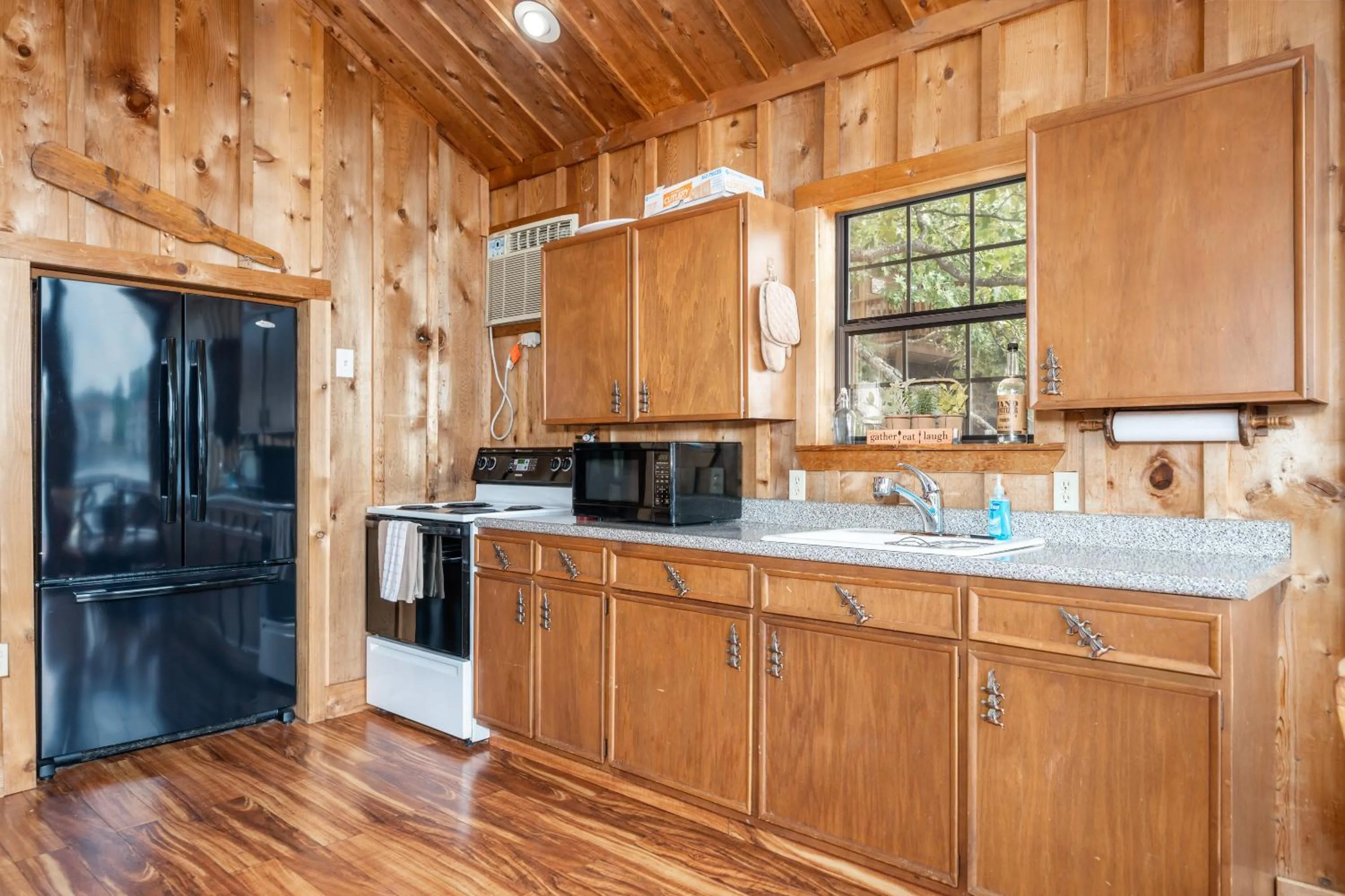 kitchen in Liams Lodge-Peaceful Cabin Panoramic Lake Views
