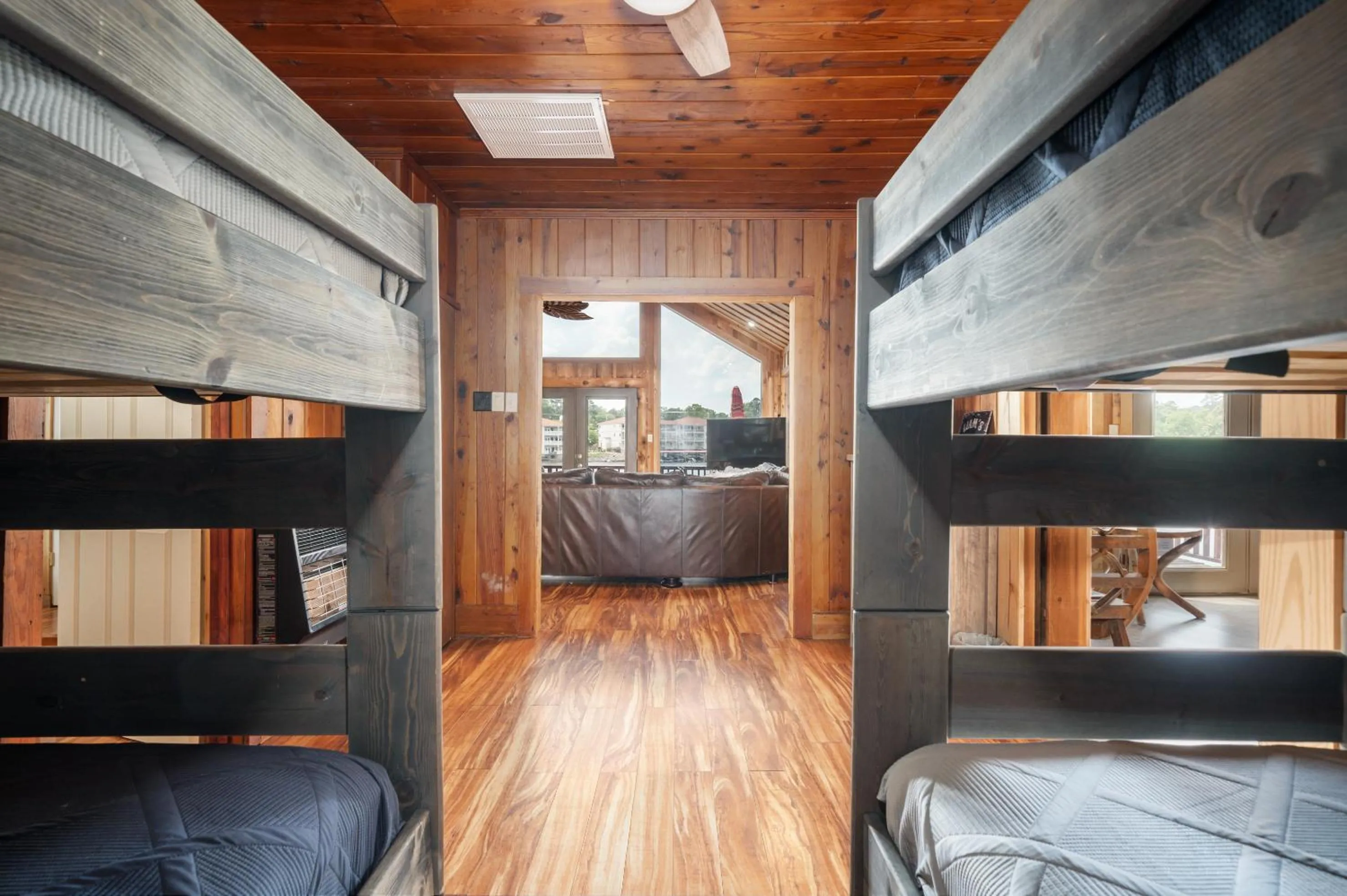 Bed in Liams Lodge-Peaceful Cabin Panoramic Lake Views