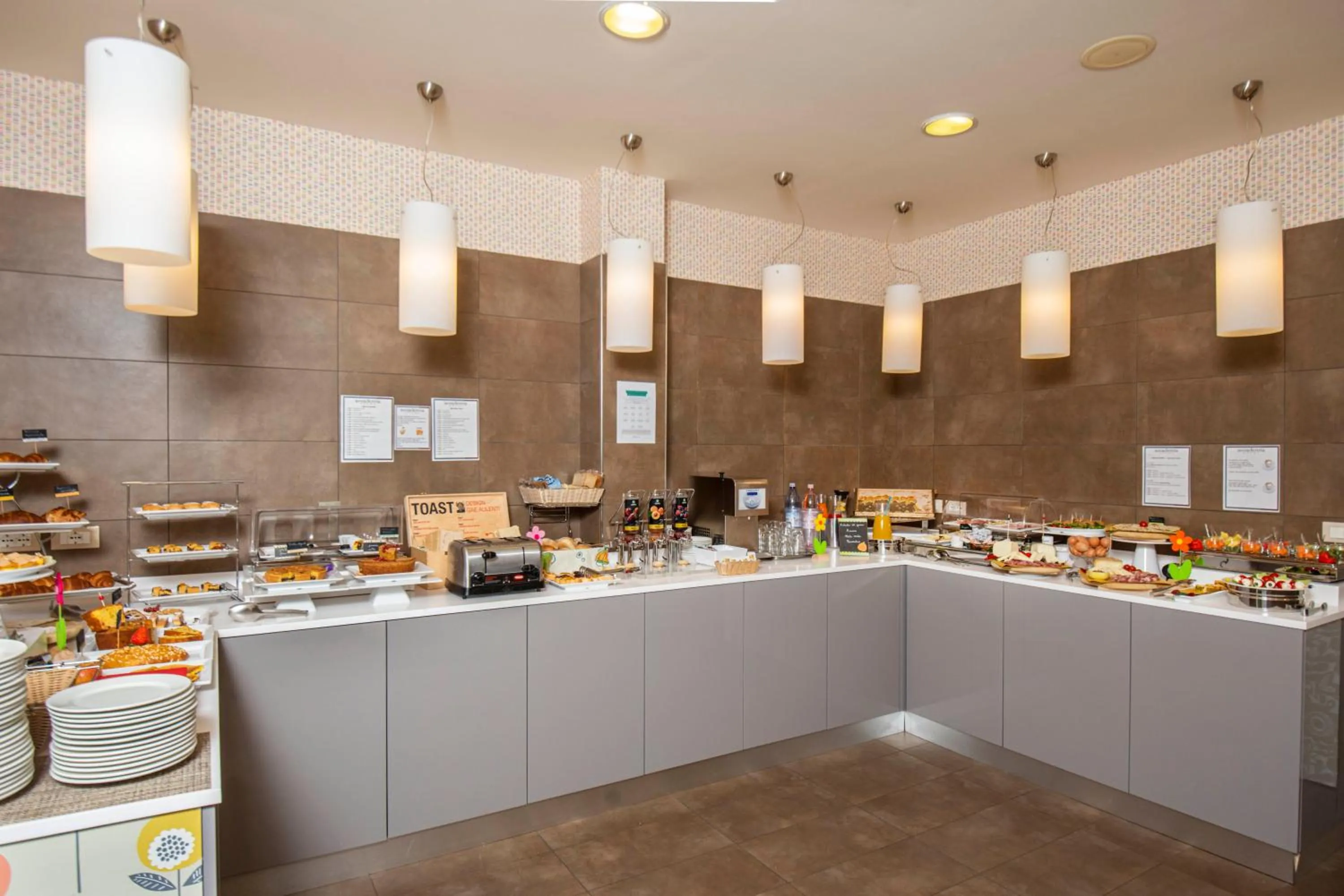 Restaurant/places to eat in Accademia Hotel