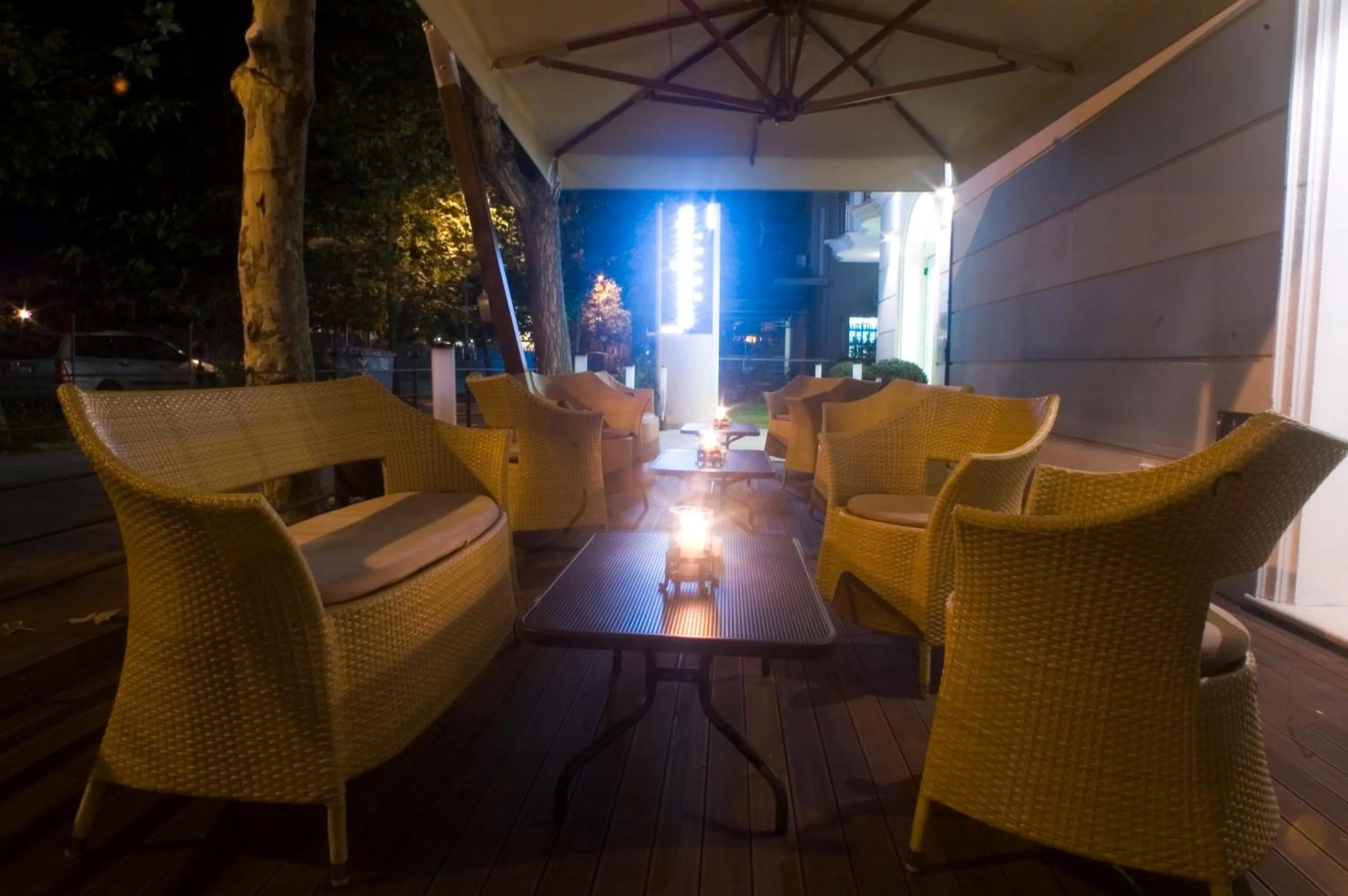 Communal lounge/ TV room in Accademia Hotel