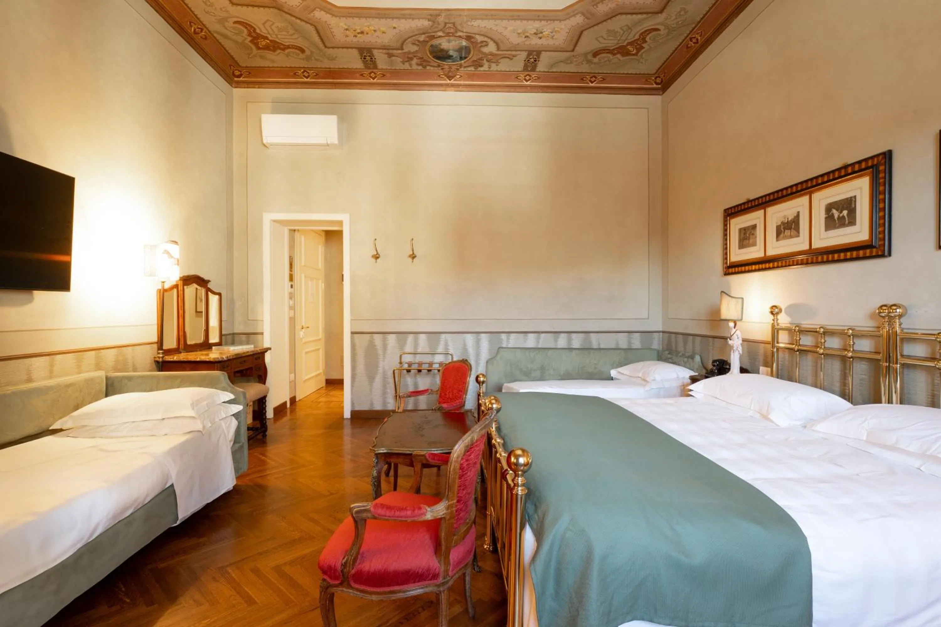 Photo of the whole room, Bed in Hotel Pendini