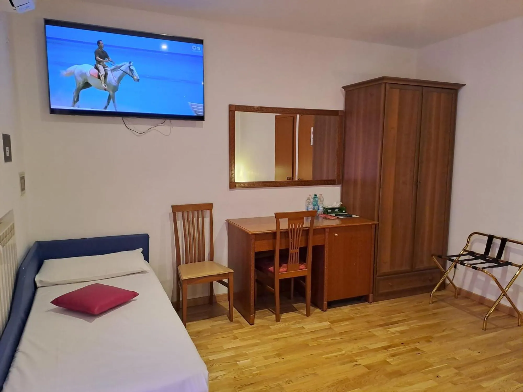 Communal lounge/ TV room, Bed in Hotel Fenicia