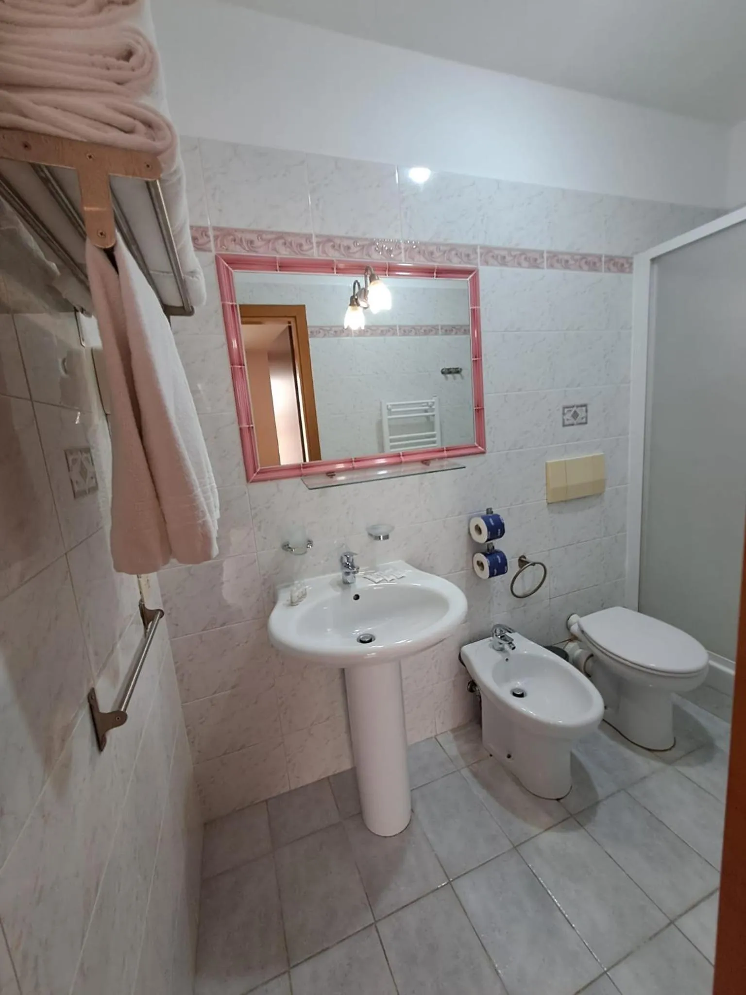 Shower in Hotel Fenicia