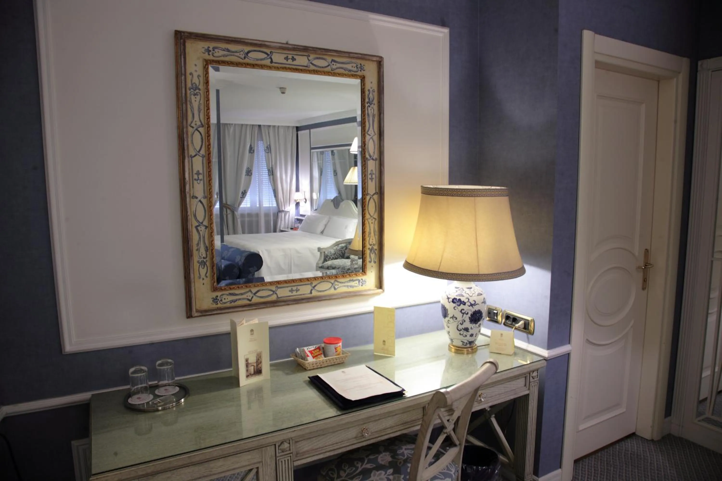 Photo of the whole room in Palazzo Alabardieri