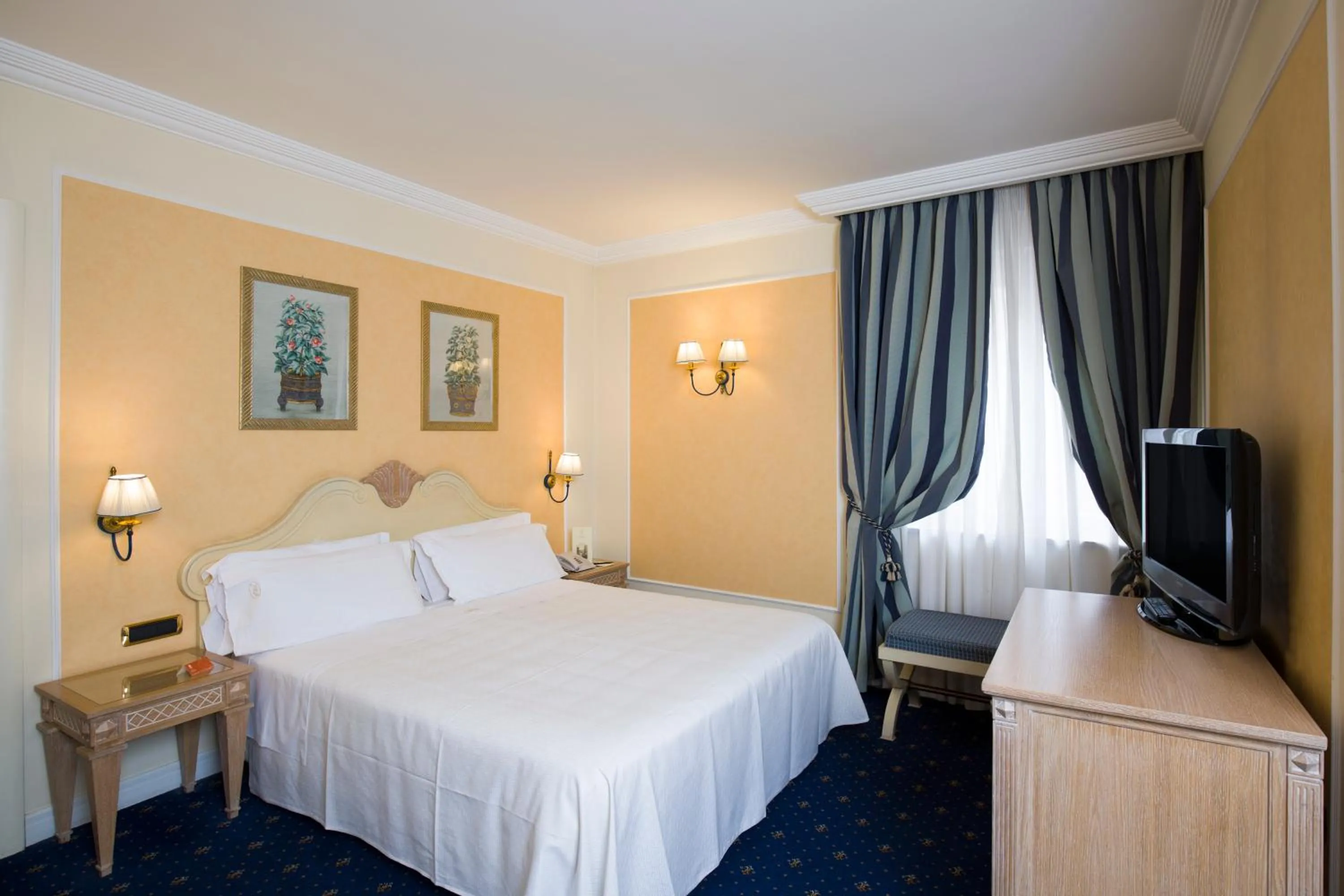 Bedroom, Bed in Palazzo Alabardieri