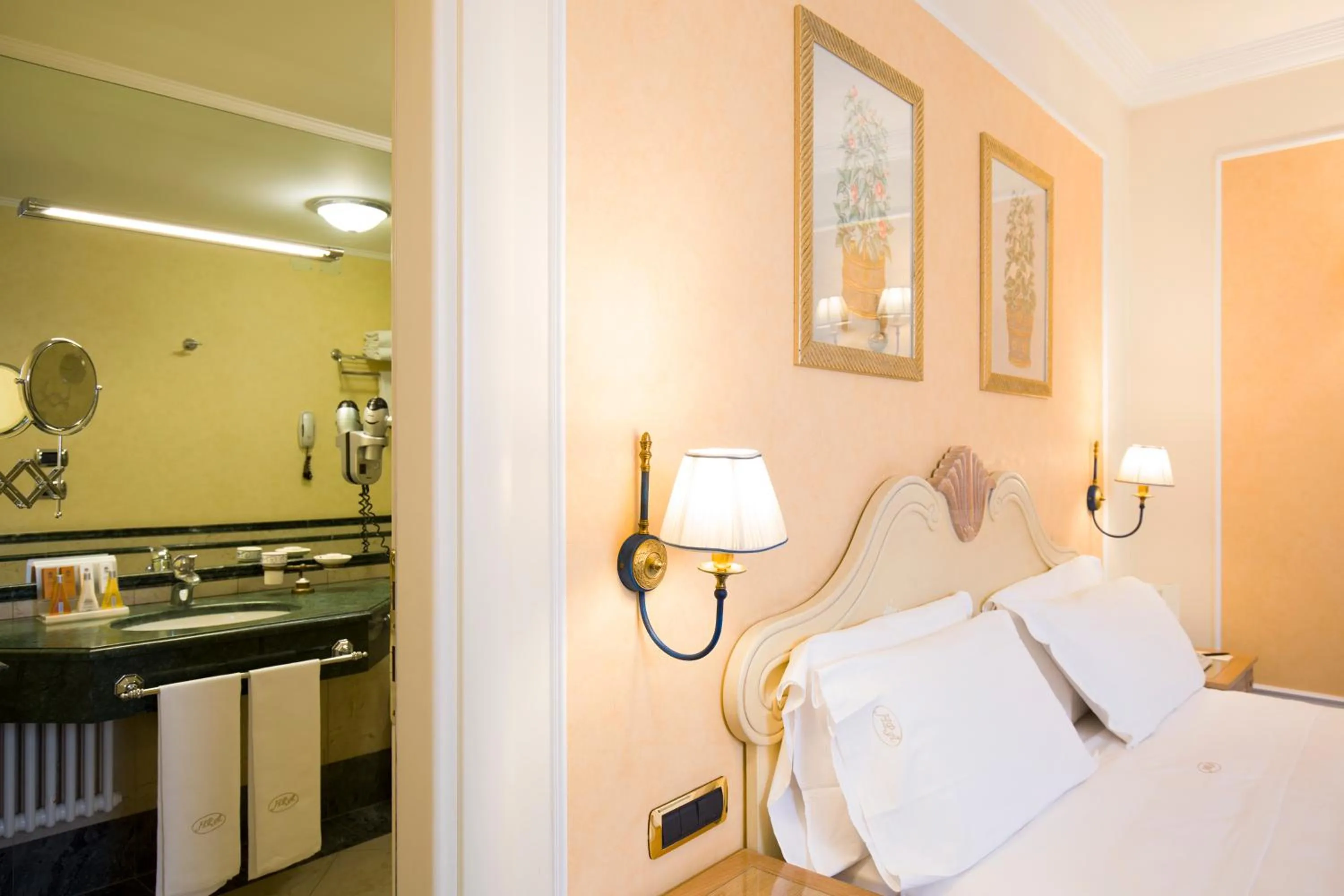 Bedroom, Bed in Palazzo Alabardieri