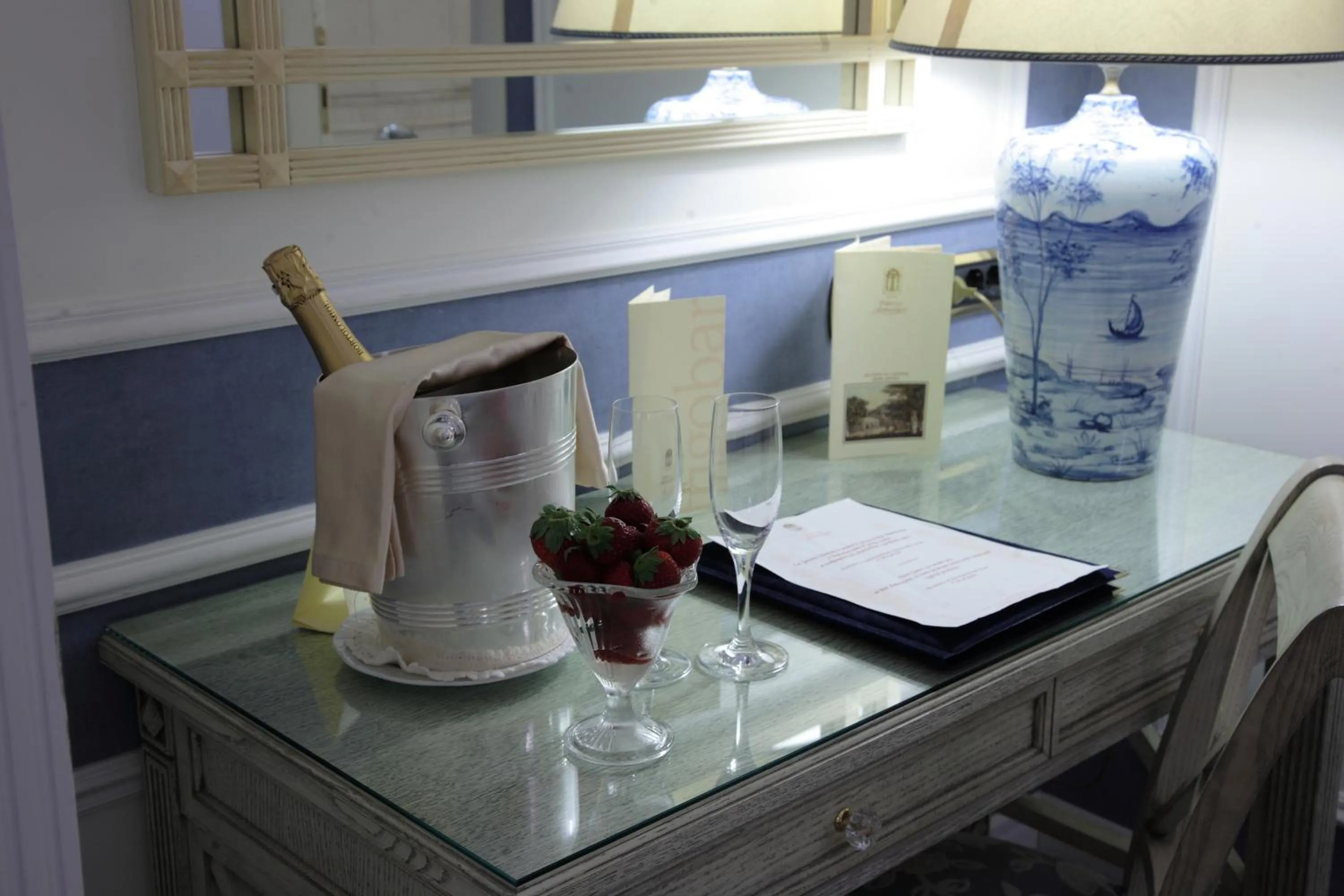 Seating area in Palazzo Alabardieri