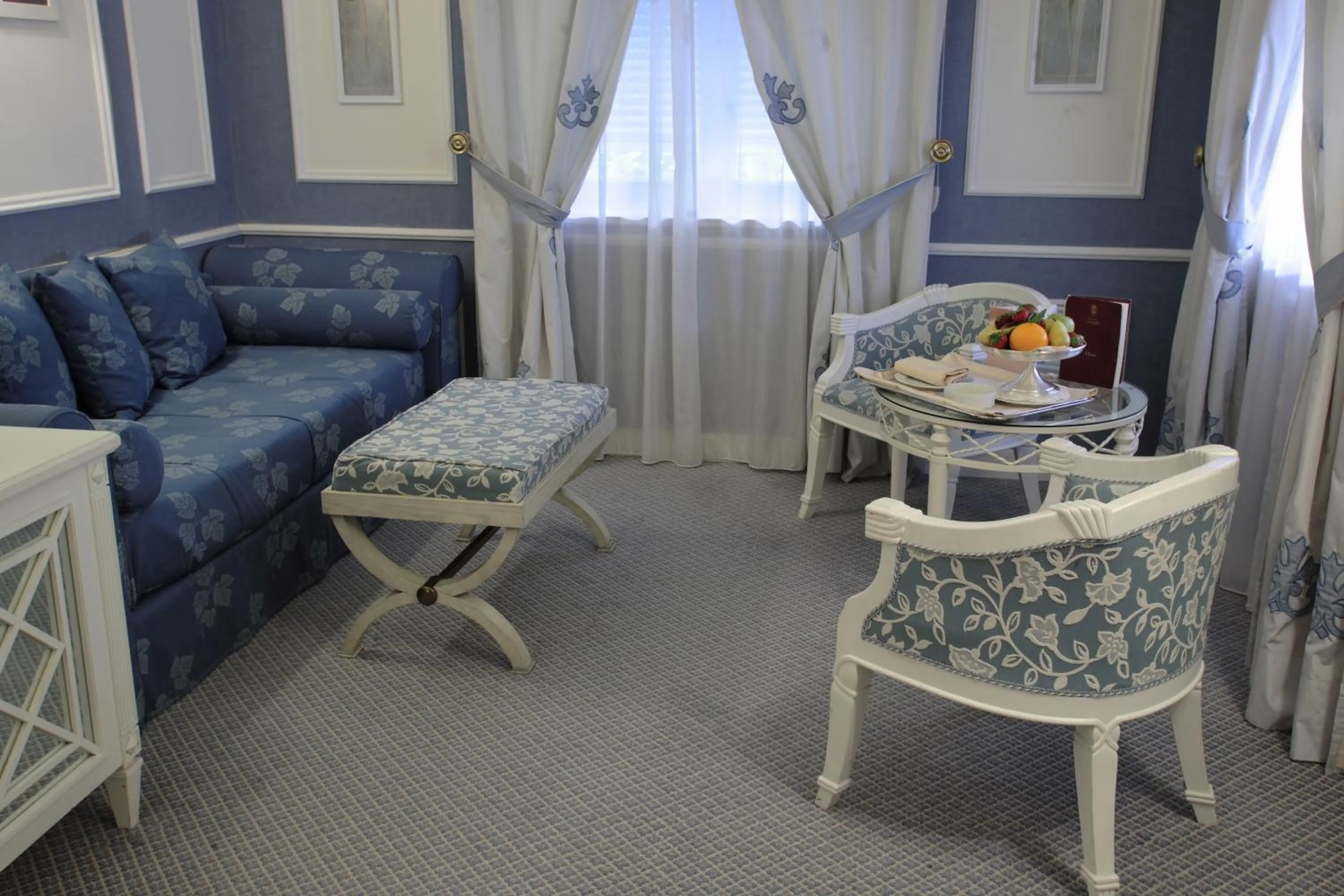 Seating area in Palazzo Alabardieri