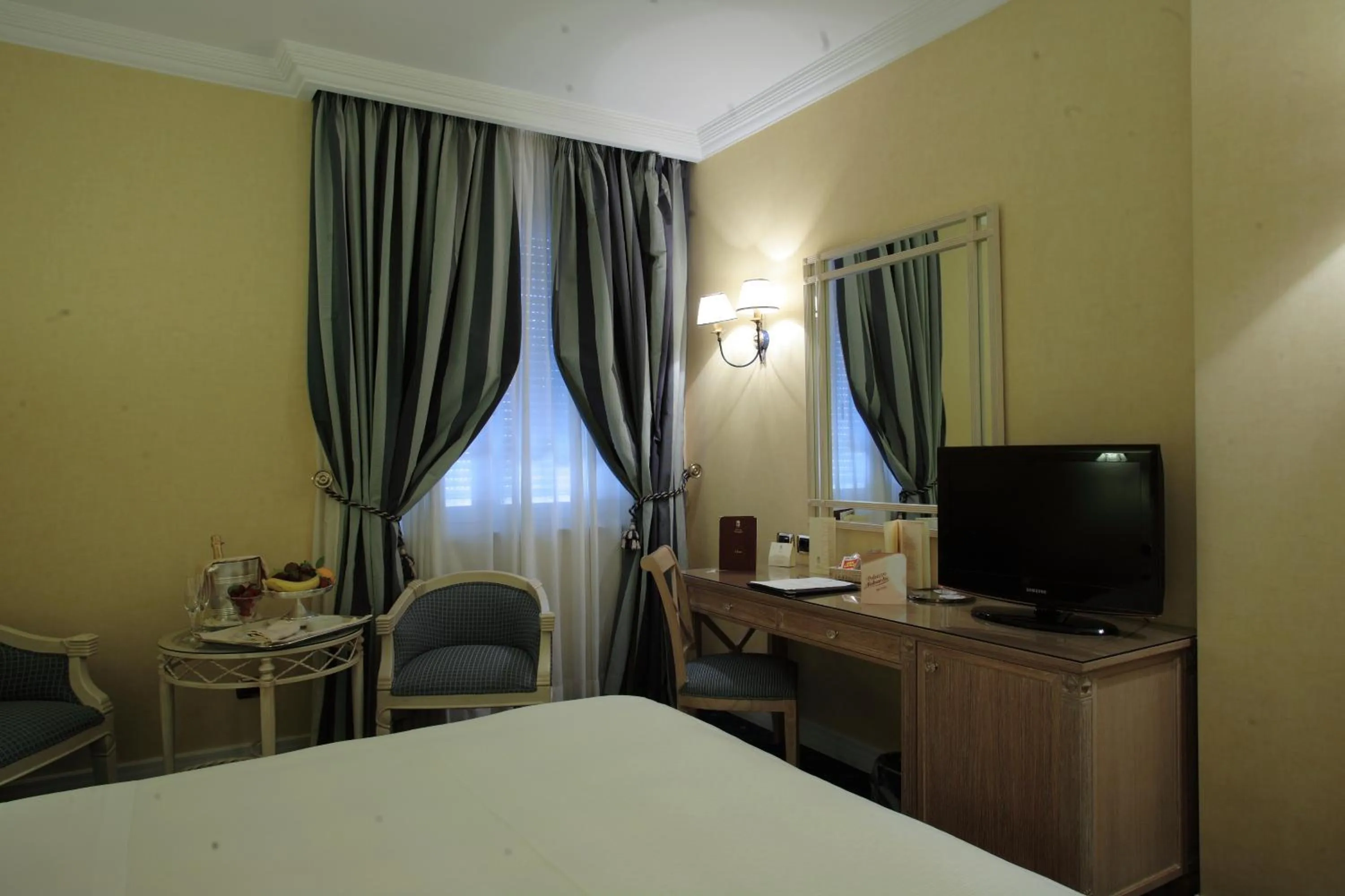 TV and multimedia, Bed in Palazzo Alabardieri