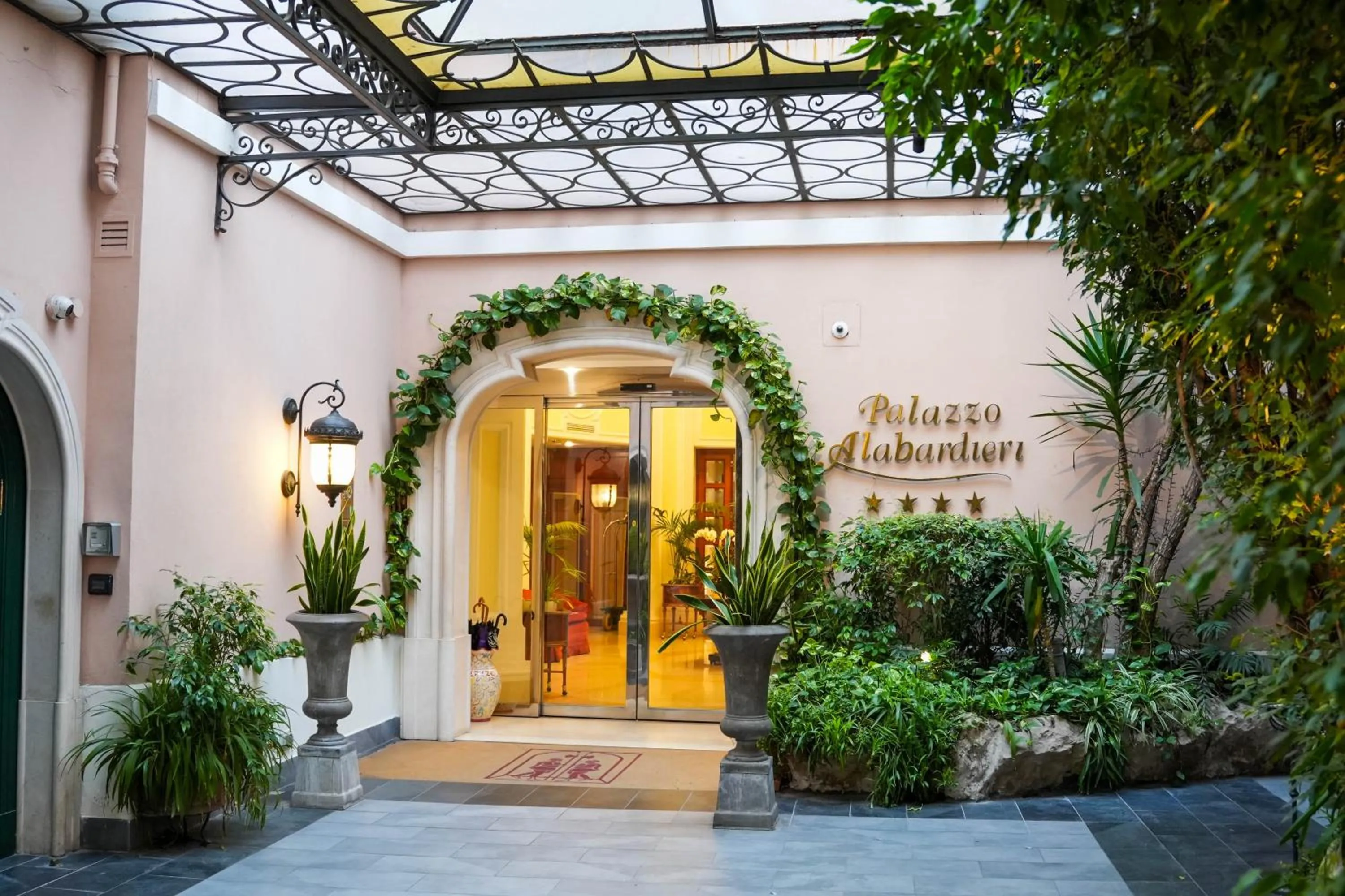 Facade/entrance in Palazzo Alabardieri