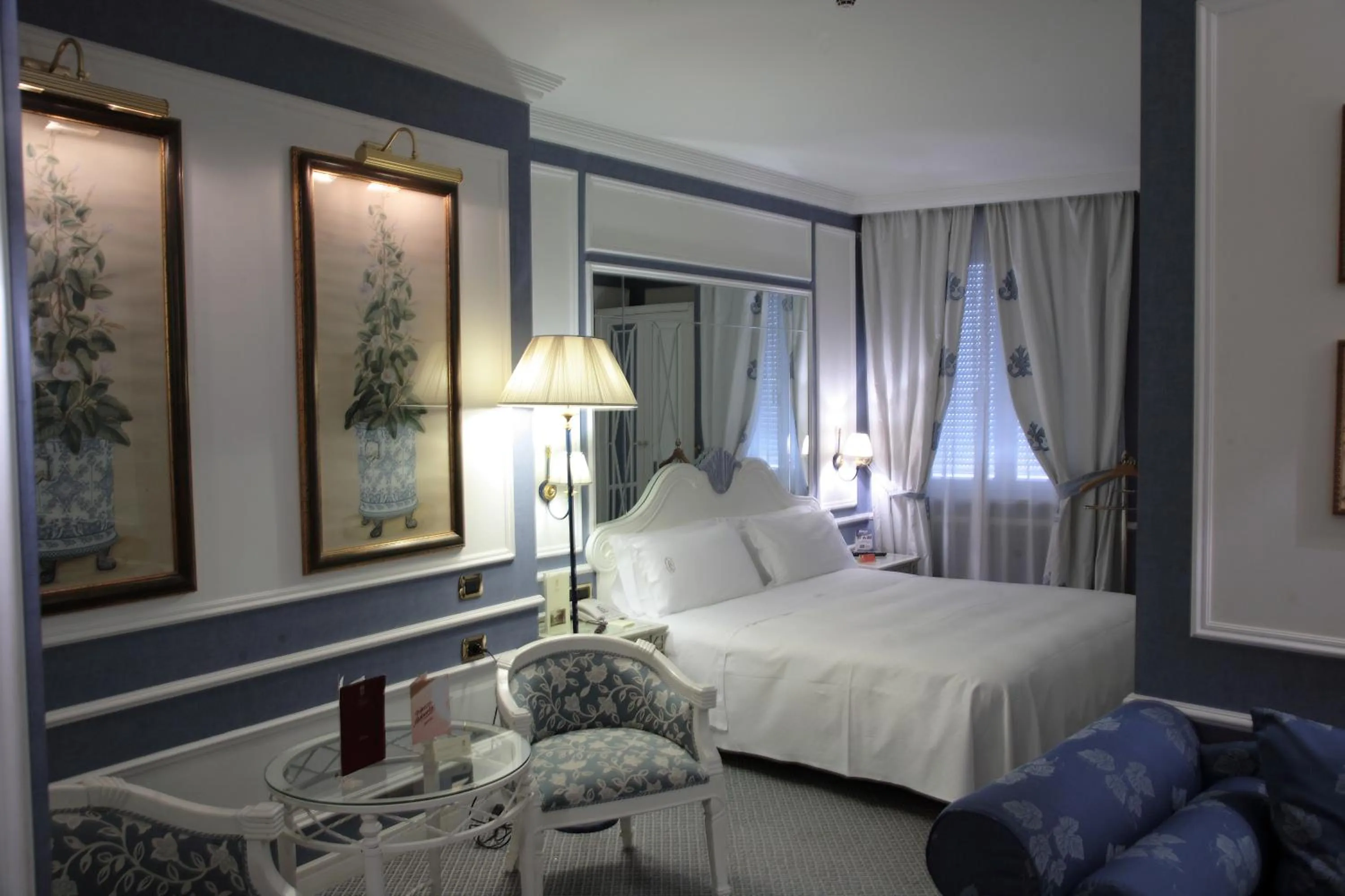 Photo of the whole room, Bed in Palazzo Alabardieri