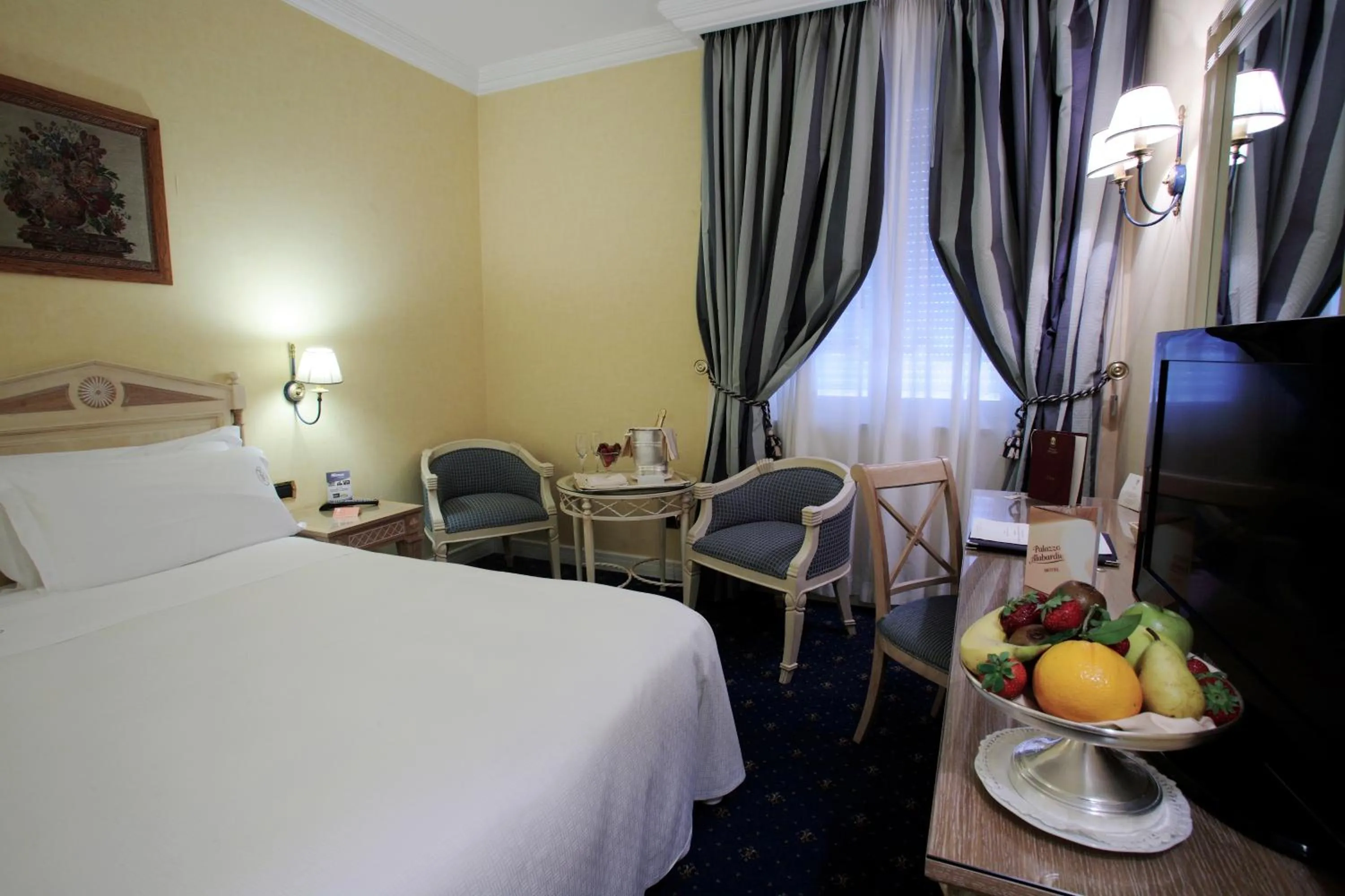 Bedroom, Bed in Palazzo Alabardieri