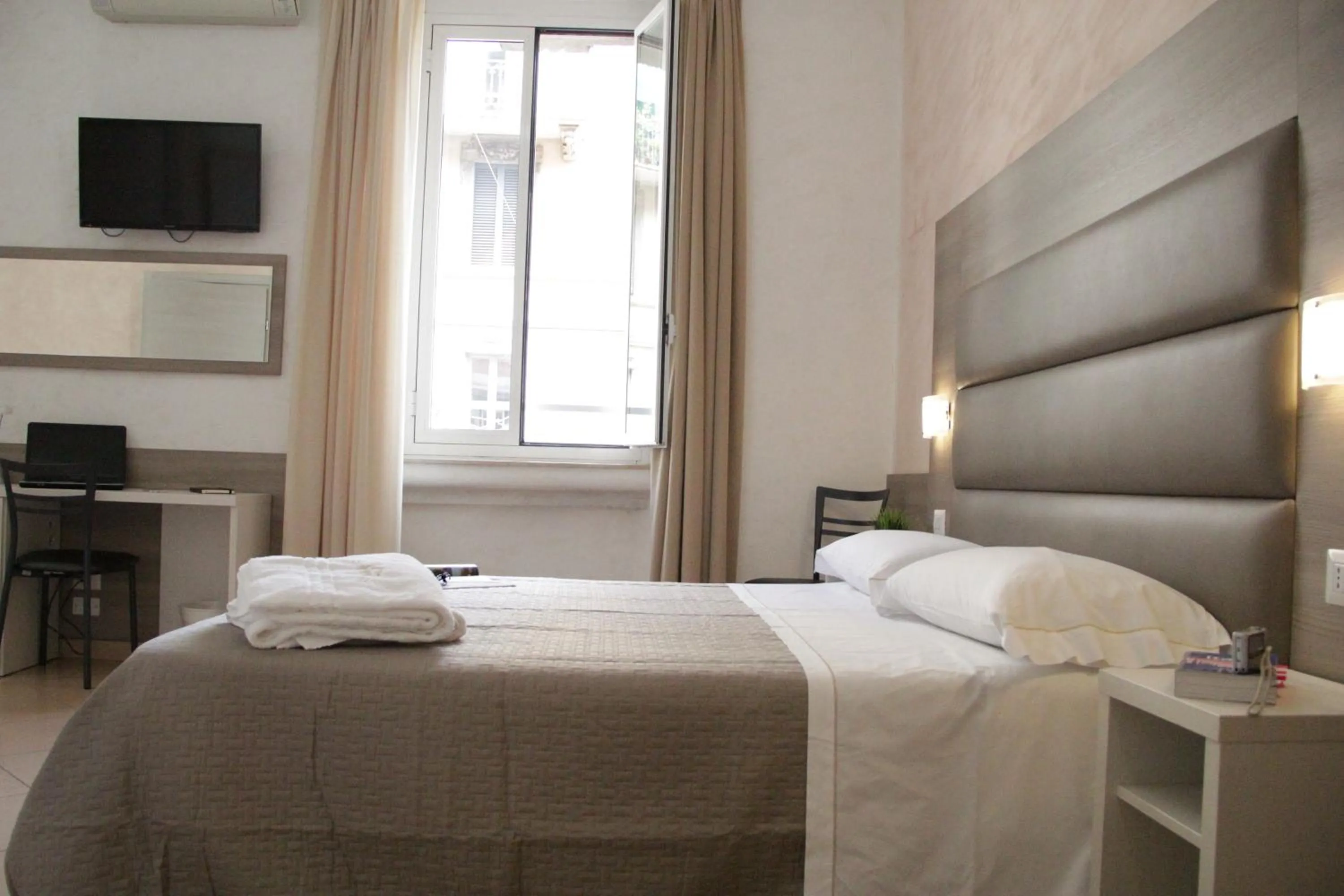 Bedroom, Bed in Hotel Siro